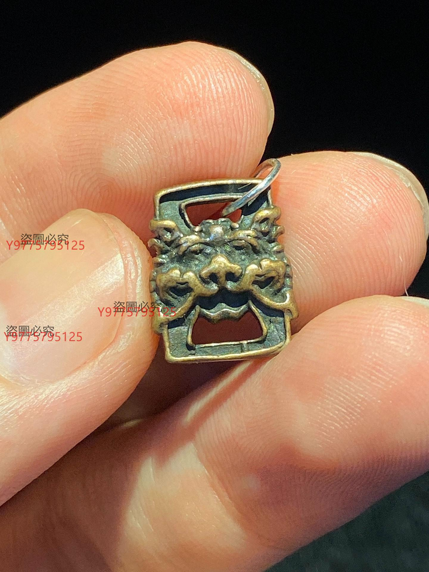 藏傳老紫利馬銅茲巴扎經書扣側掛配飾（編號0204） 參考尺寸高14.7mm 寬