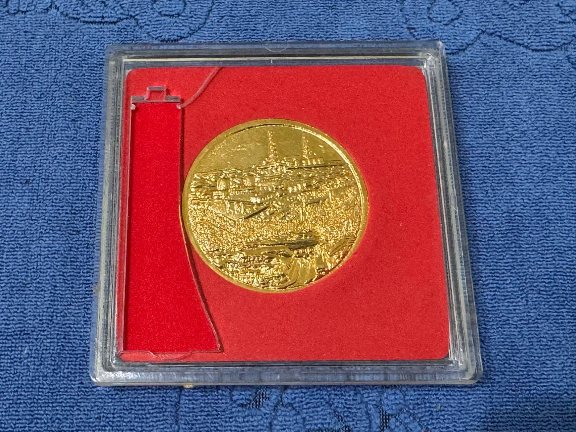 中華民國75年發行，台灣電力公司成立40週年紀念鍍金銅章，直徑約4公分，附原盒，罕見| Yahoo拍賣