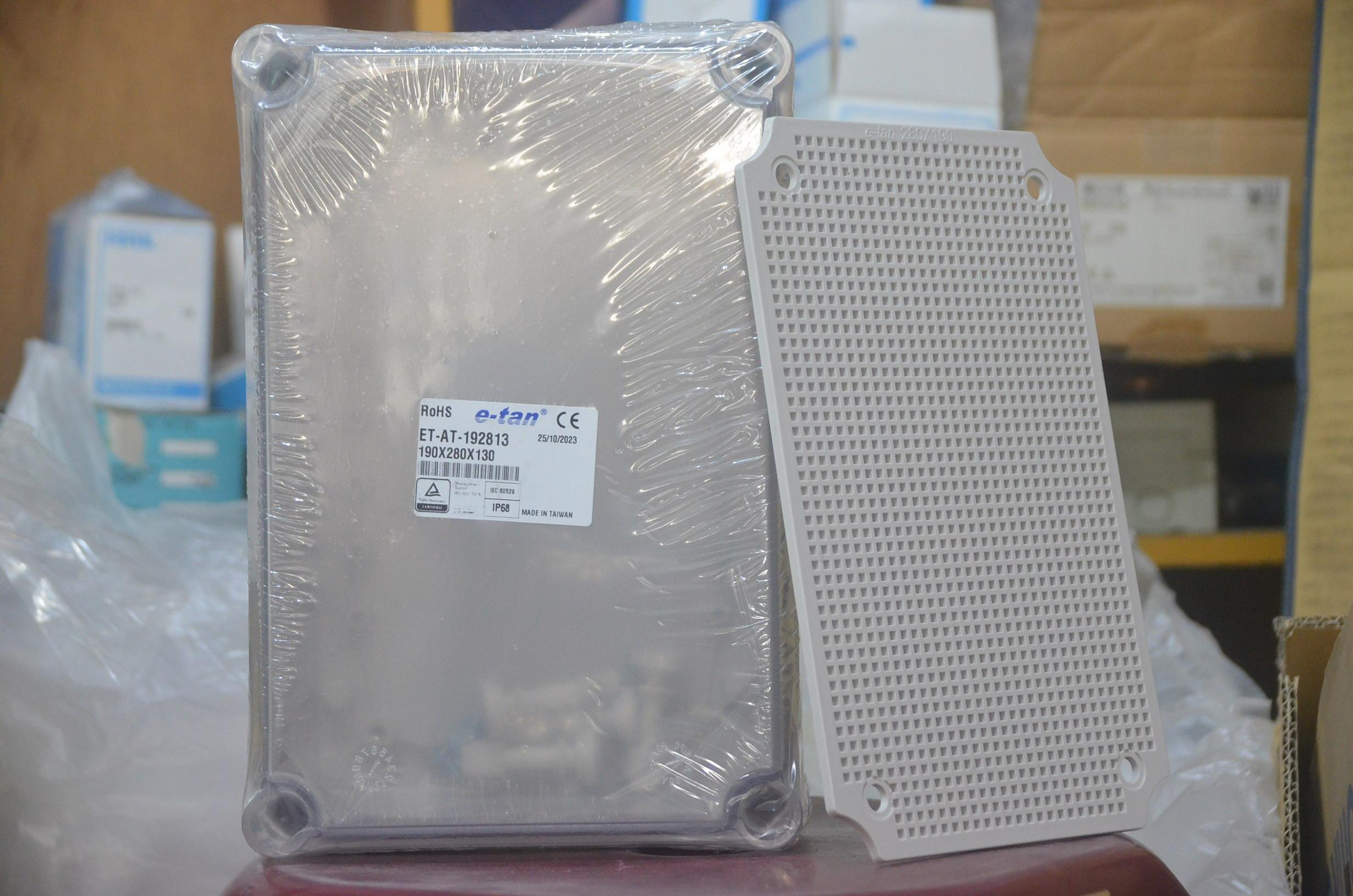 筒井廣明　葆光彩磁鉄仙文　蓋物　共箱 筒井廣明 葆光彩磁鉄仙文 蓋物 共箱 工芸品