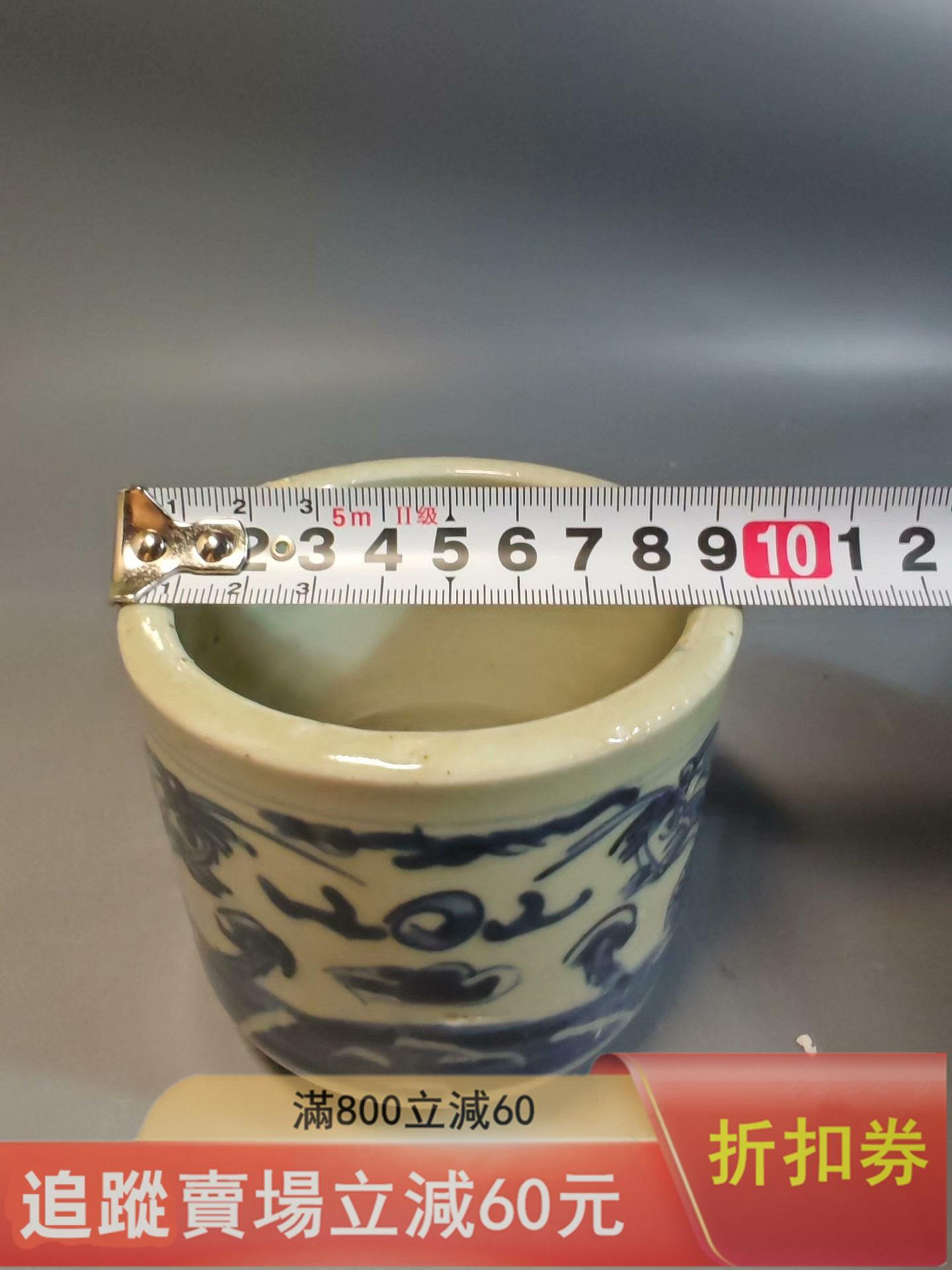 清中晚期青花雙龍戲珠紋直筒香爐此件器物器型規整舒展，釉面溫潤肥腴