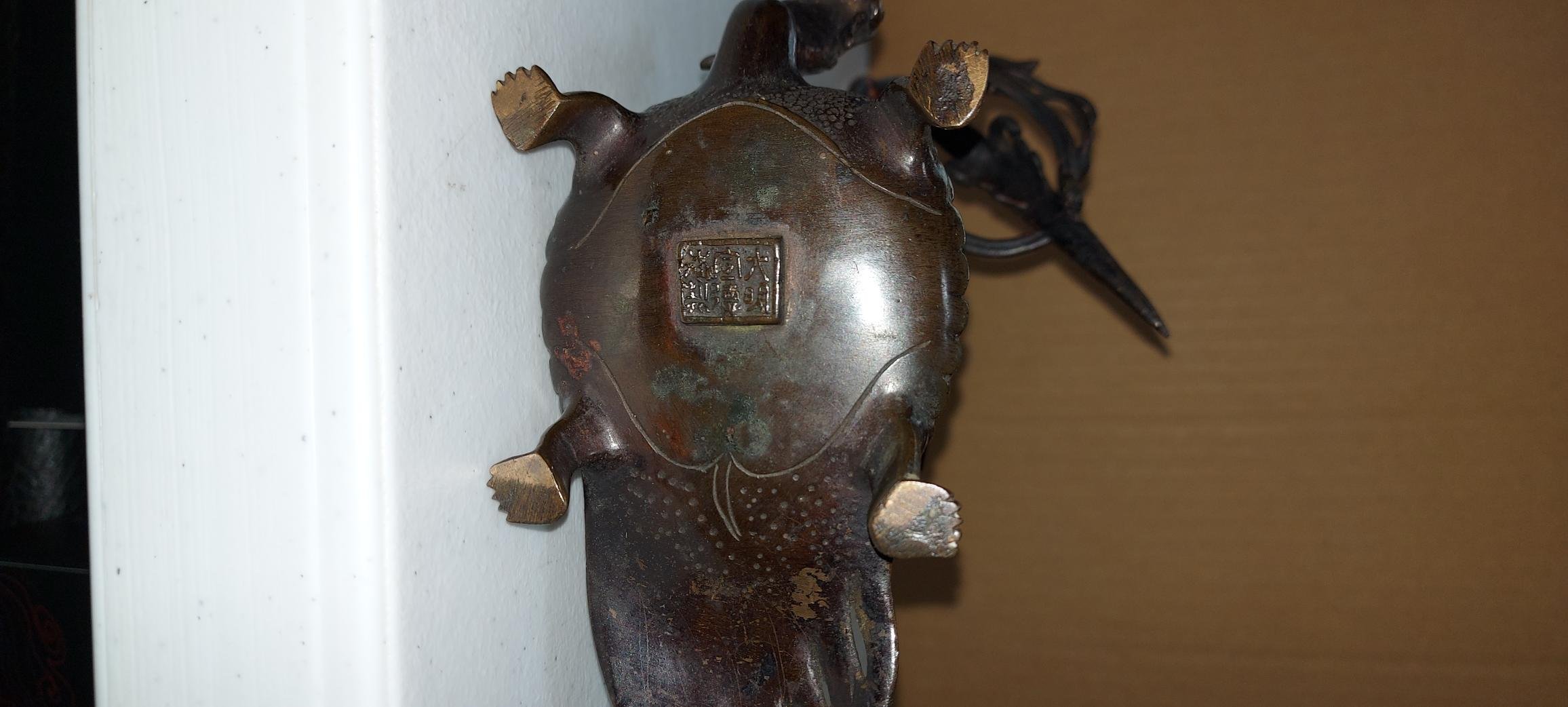 明清外銷日本銅燭台（仙鶴踏龍龜啣蓮枝），底部款識：大明宣德年