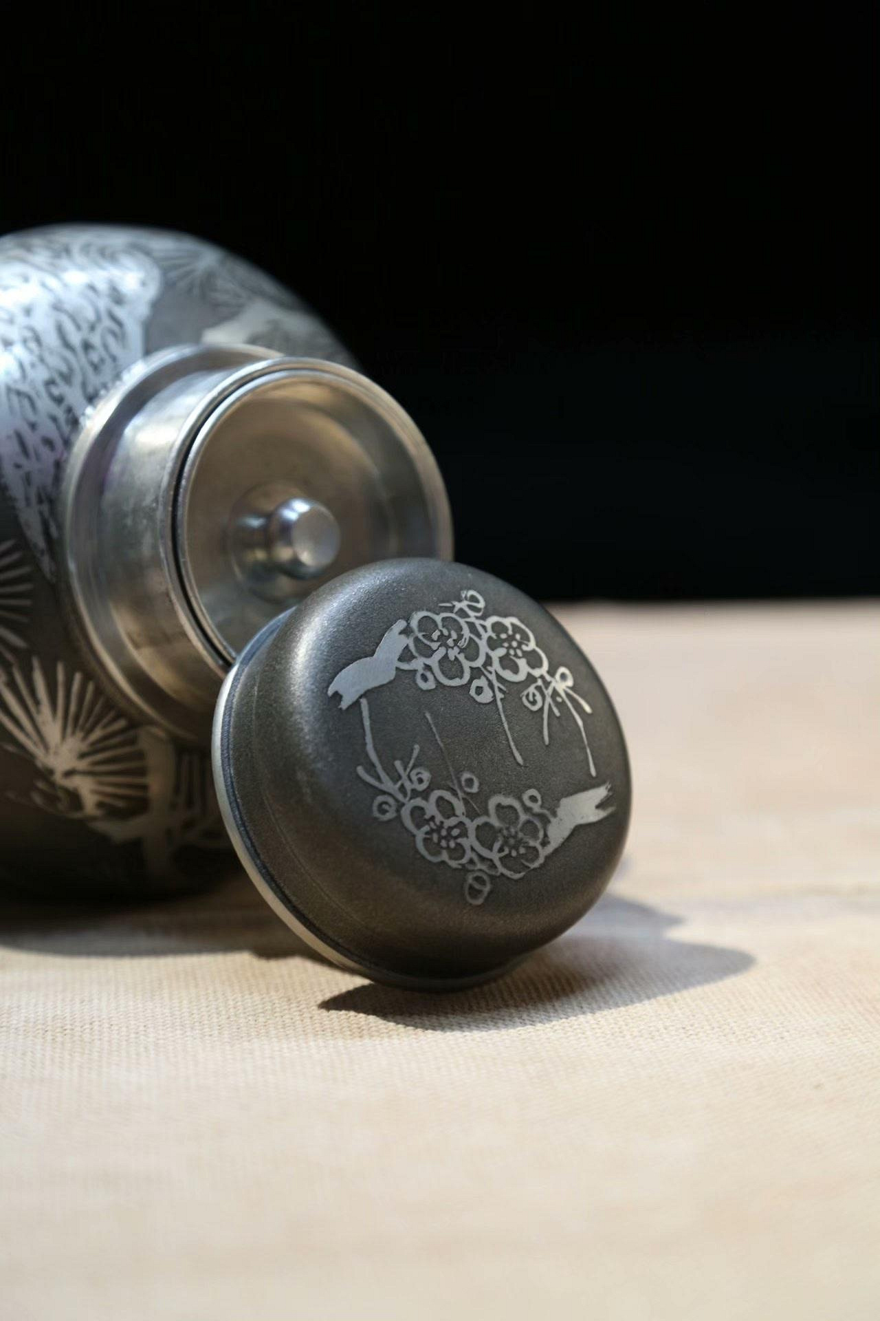 嚴選日本中古茶葉罐，乾茂號錫制松竹梅紋罐，密封性好，錫質優良，修復