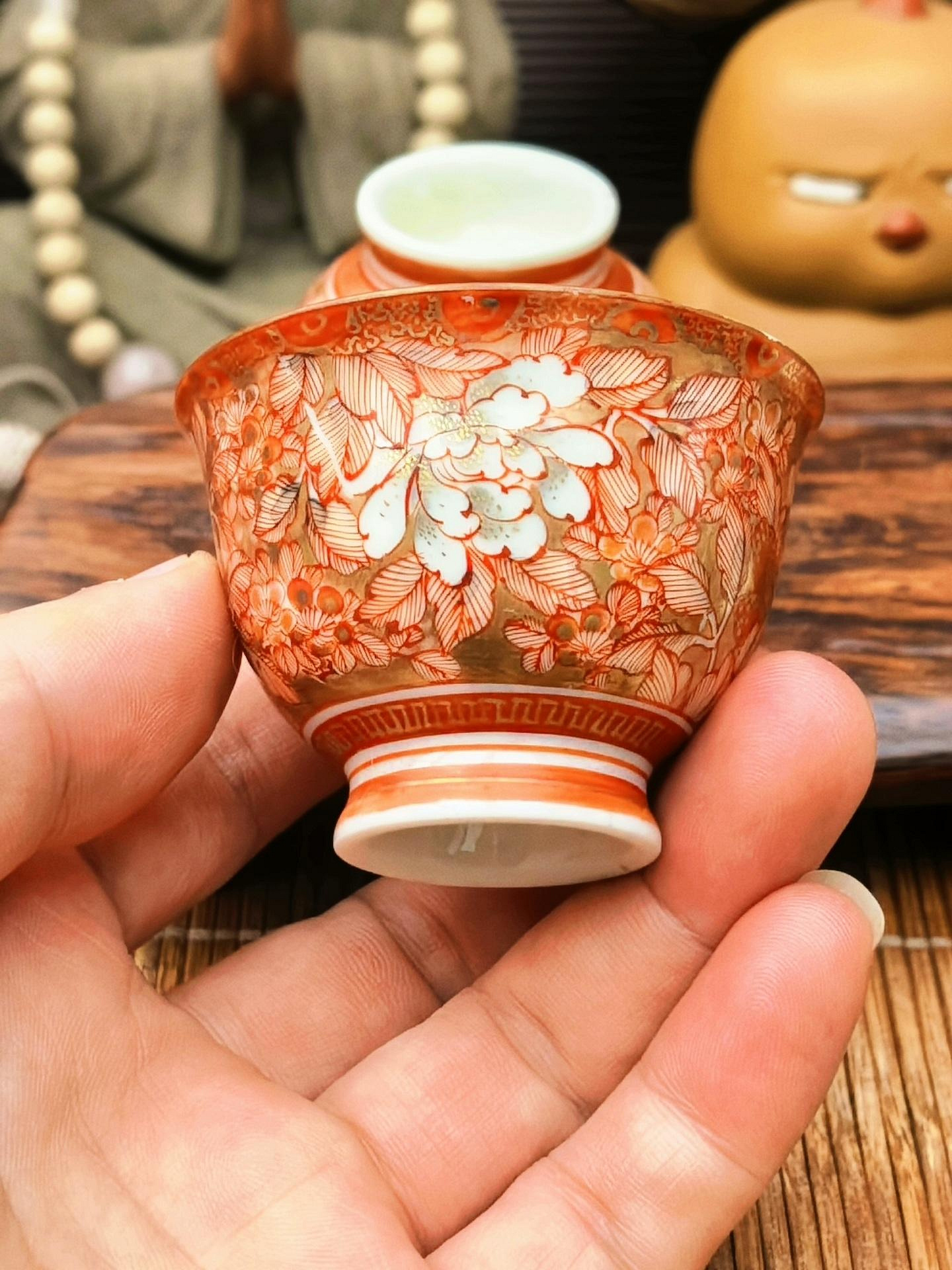 送料無料 明治～大正九谷焼　手描き松鶴紋杯台/盃台5客　完品無傷 明治九谷赤繪金彩牡丹紋瓷杯，兩只成對，手工精細繪製，表面有天然瑕疵