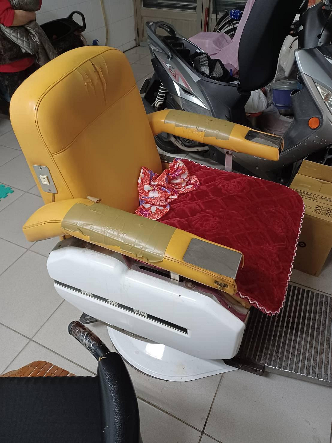 傳統理髮椅美髮椅剪髮椅二手需自取，在台中南區| Yahoo拍賣