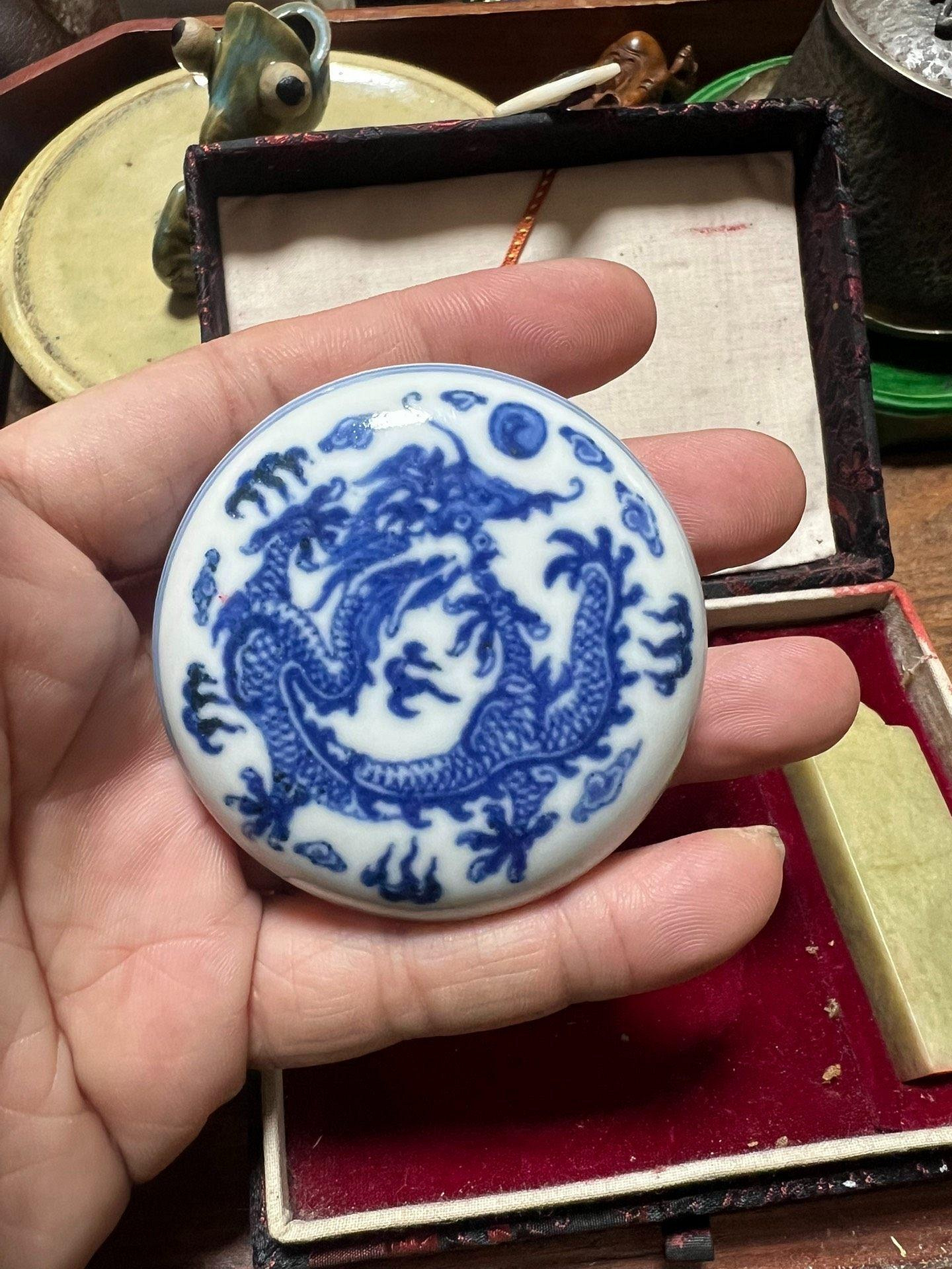 嚴選日本回流青花印泥盒，乾隆年制寄托款雕工精美料足全新青花印泥盅款