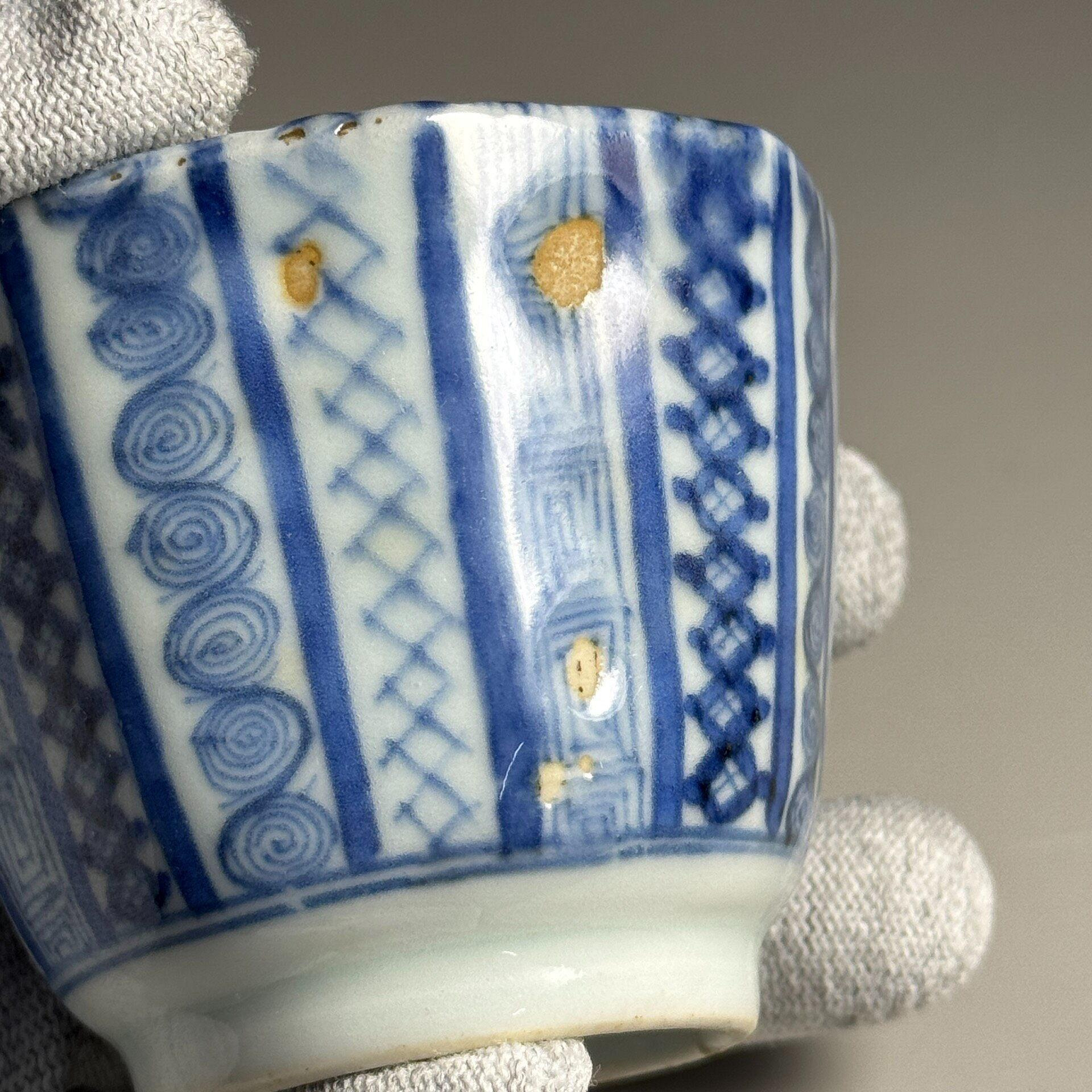 嚴選明治時期日本老青花染付豬口杯，八方口手繪祥瑞紋杯，釉水玉潤透亮