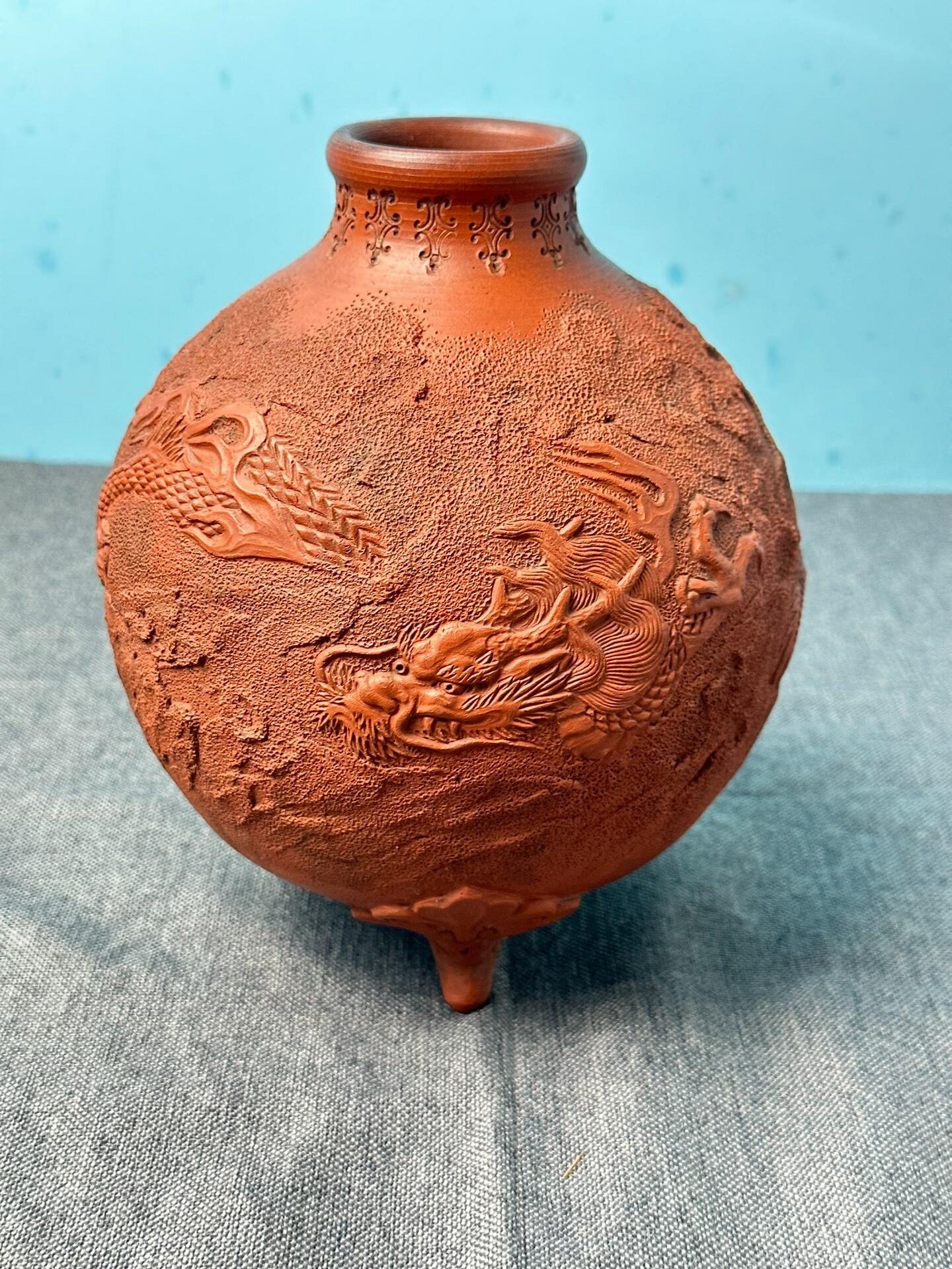 日本常滑 雲龍紋朱泥花瓶 名工細密 古道具時代物 美術品 古董品 江戶時代百年古董日本回流古備前朱泥花瓶龍紋浮雕三足陶瓶獸首造型手