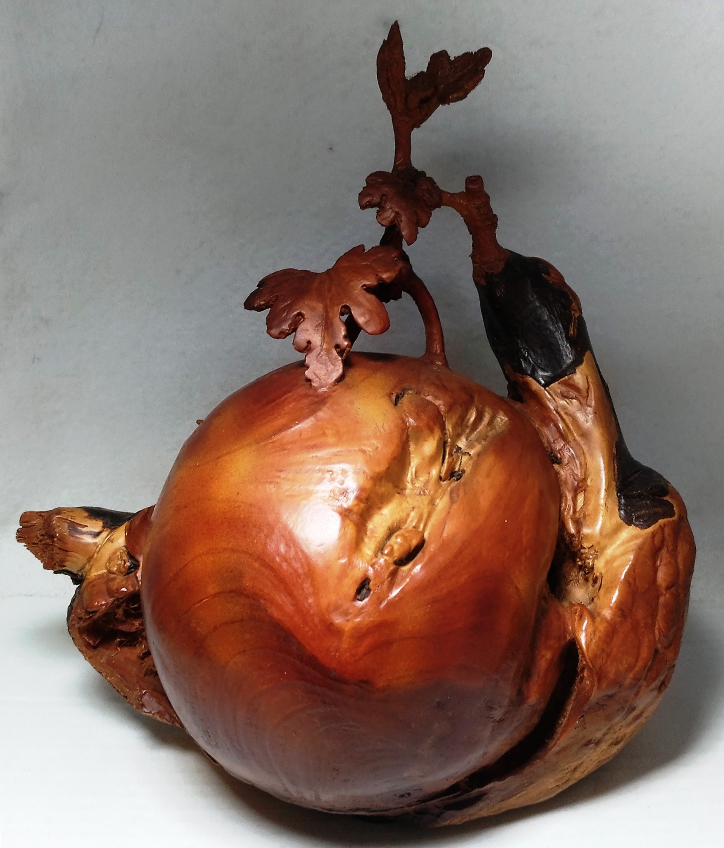 一台灣紅豆杉一何清源.2001年一帶皮.[有參展]高23.6寬22.9長17.1公分