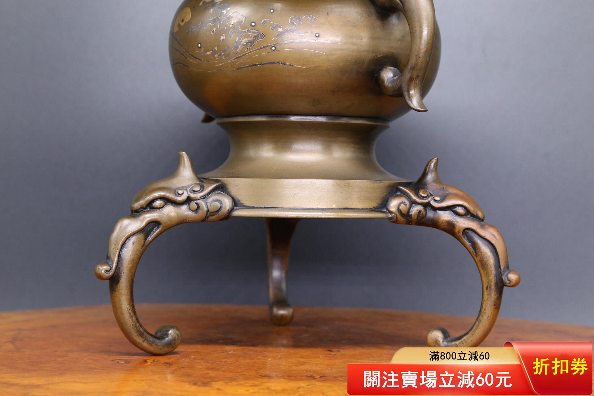 k-32 唐銅花器 象耳地紋銅花瓶 華道具 共箱 日本古董花道具黃銅制《雙耳三獸足金銀鑲嵌海浪紋薄端花器》 日本回流