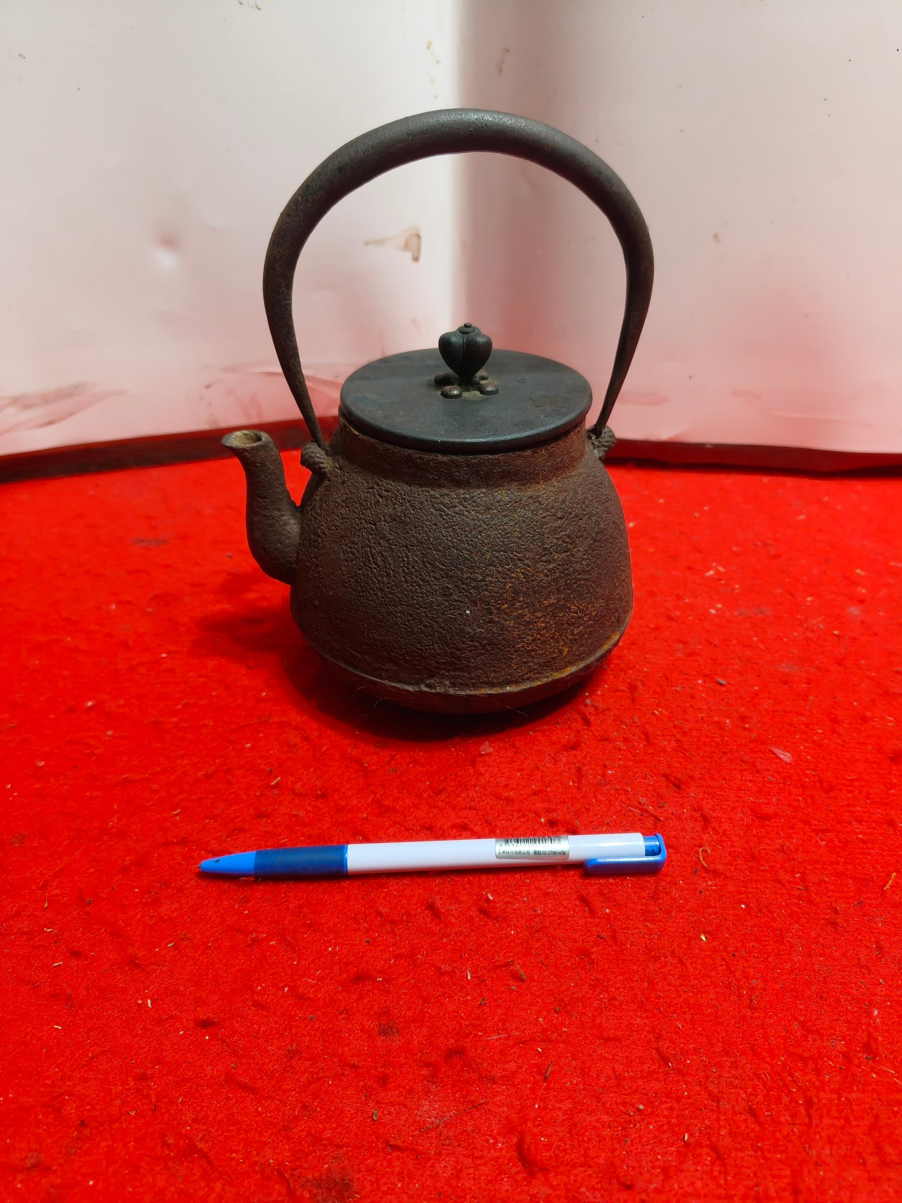 明治期/龍文堂造/和鉄岩荒肌達磨堂地紋唐銅蓋四方形鉄瓶/608 明治期