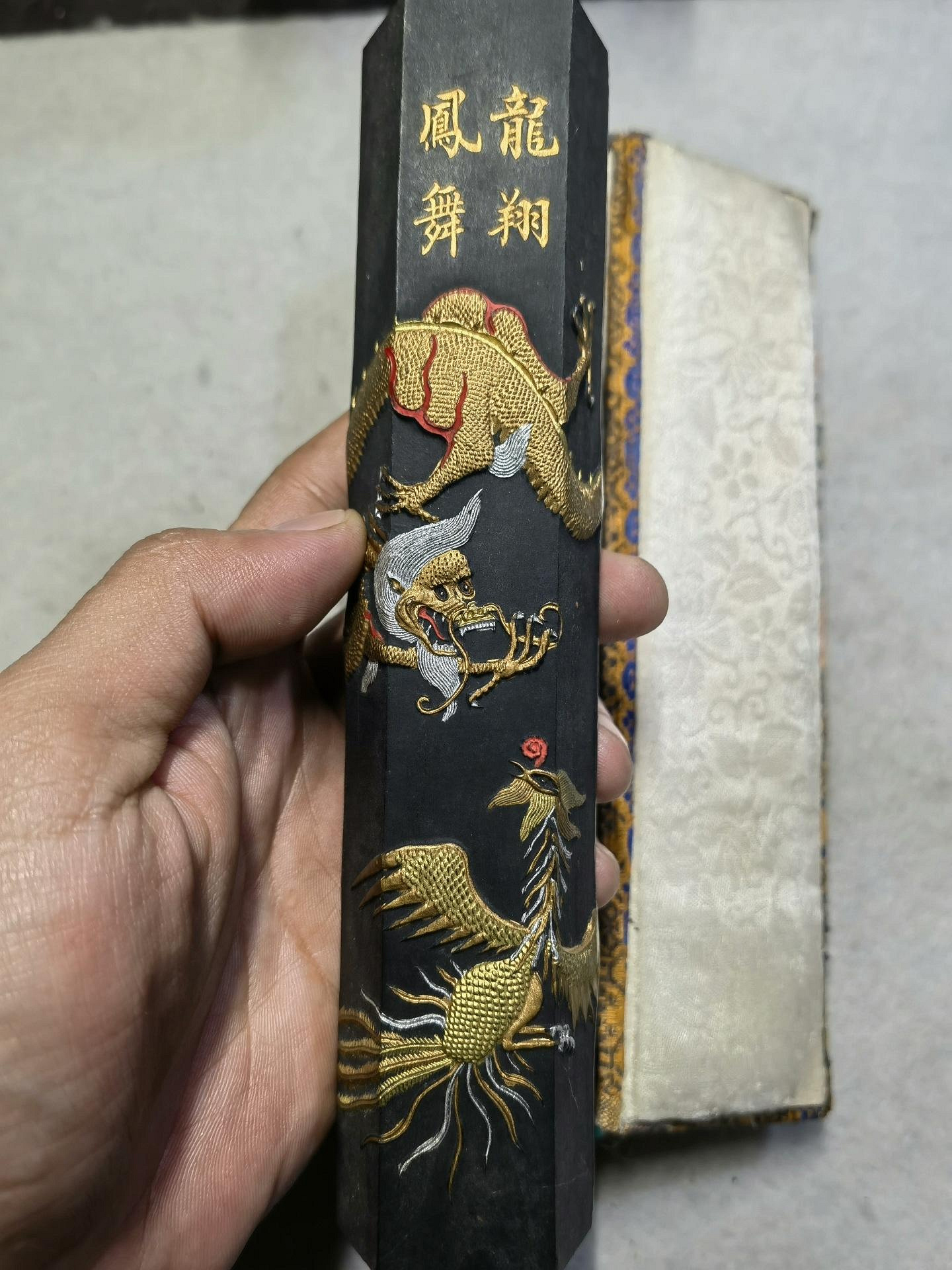 【中国古墨】胡開文 蒼佩室製 「子山出洞」 龍彫刻 墨硯 飾硯 徽州旌德胡開文松。龍翔鳳舞墨頂款蒼佩室描金八兩全新未使用嚴選帶原