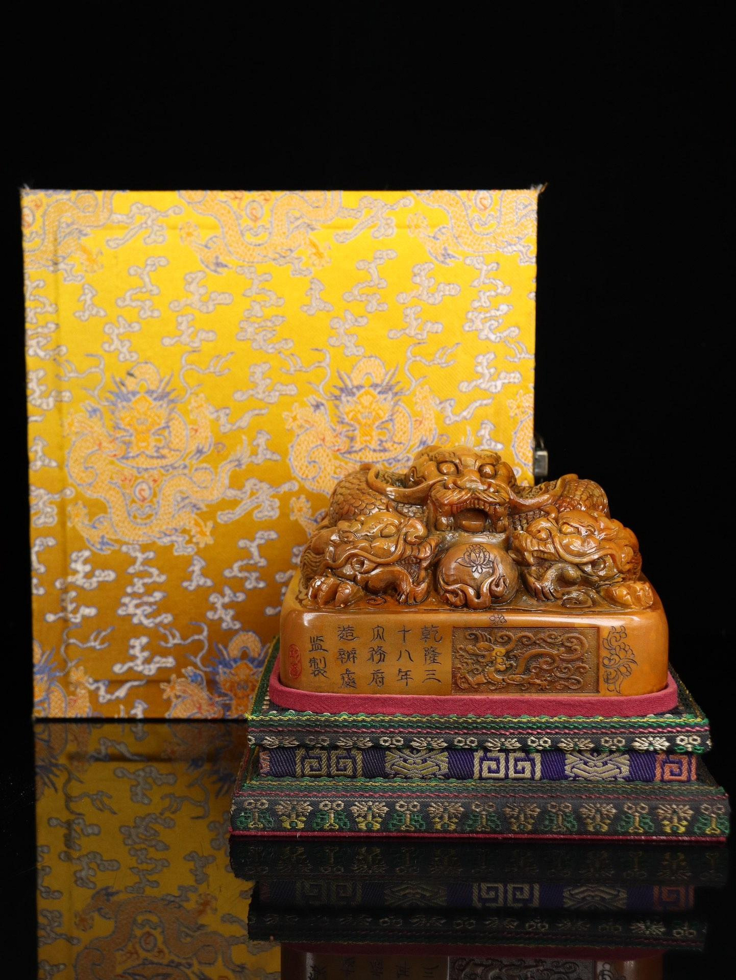 珍藏品乾隆三十八年內務府造辦處製，壽山石田黃石雕刻龍印章擺
