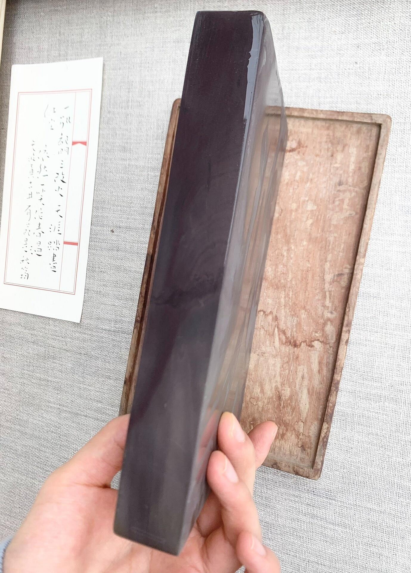 嚴選天然魚腦雙凍蕉葉白端硯，尺寸19x11.8x2.6cm，開鑿摩崖巨製 雲月硯