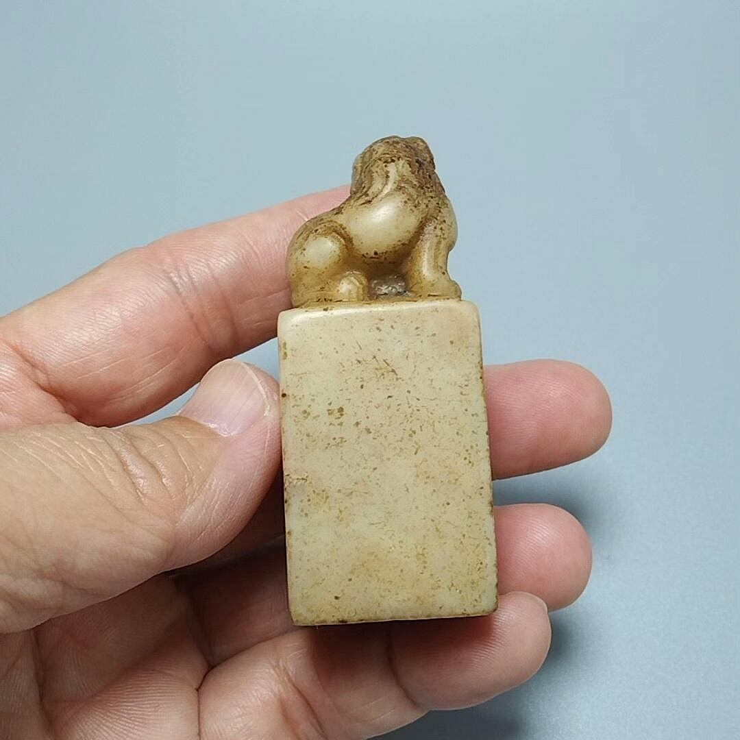 嚴選壽山石老印章，瑞獸鈕浮雕藝術精品，工藝精湛包漿自然，尺寸6.03