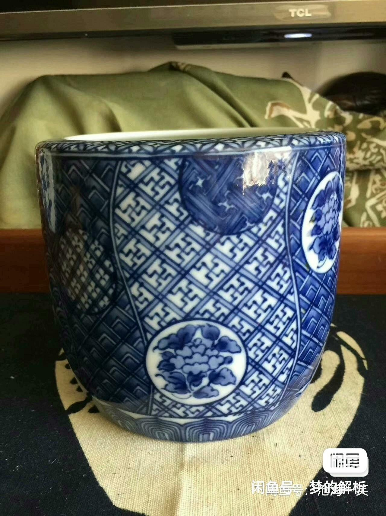 日本龍峯窯手繪青花染付小號卷缸（筆筒）。器型精巧雅致，手繪各種花卉