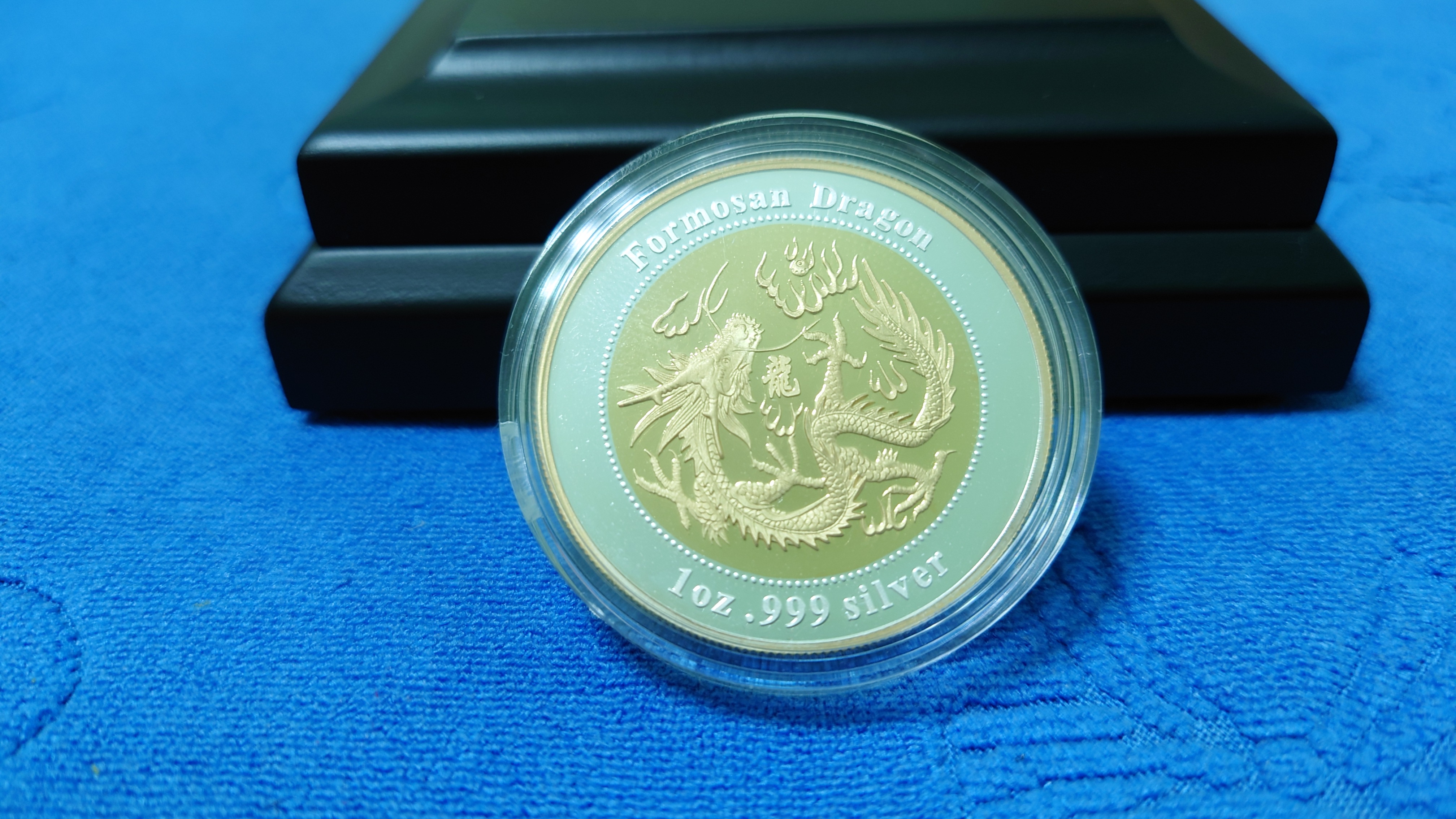 西元2012年發行，澳大利亞龍年純銀鍍純金彩色紀念幣，龍登寶座，1英兩