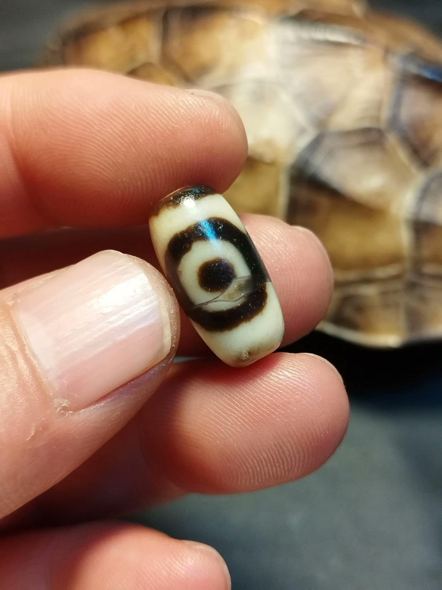 嚴選藏傳蓮花三眼天珠，瑪瑙製，尺寸19.6X9.9，皮殼風化自然，美鎖骨鏈