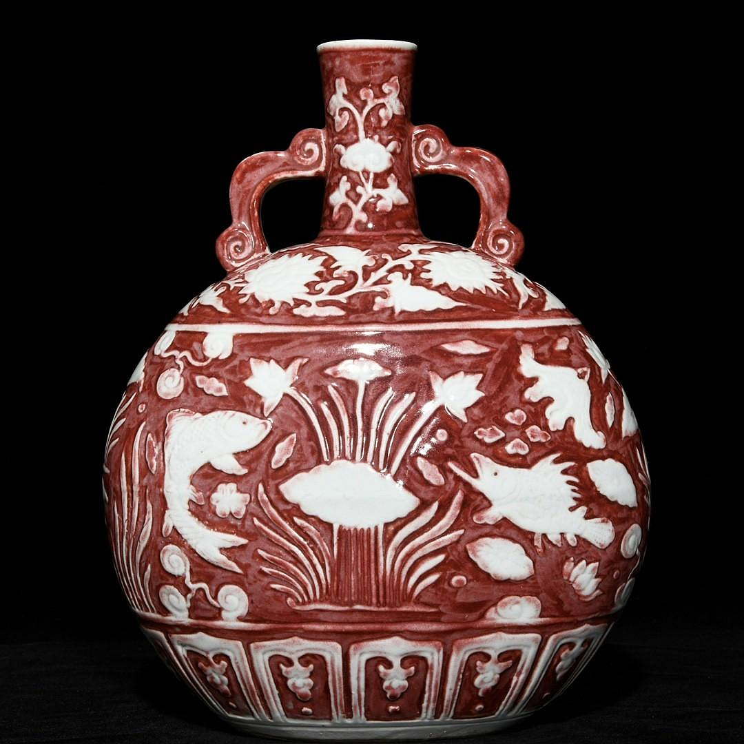 元釉里紅浮雕魚藻紋雙耳扁瓶，高29.5cm直徑23cm，編號338587古玩收藏