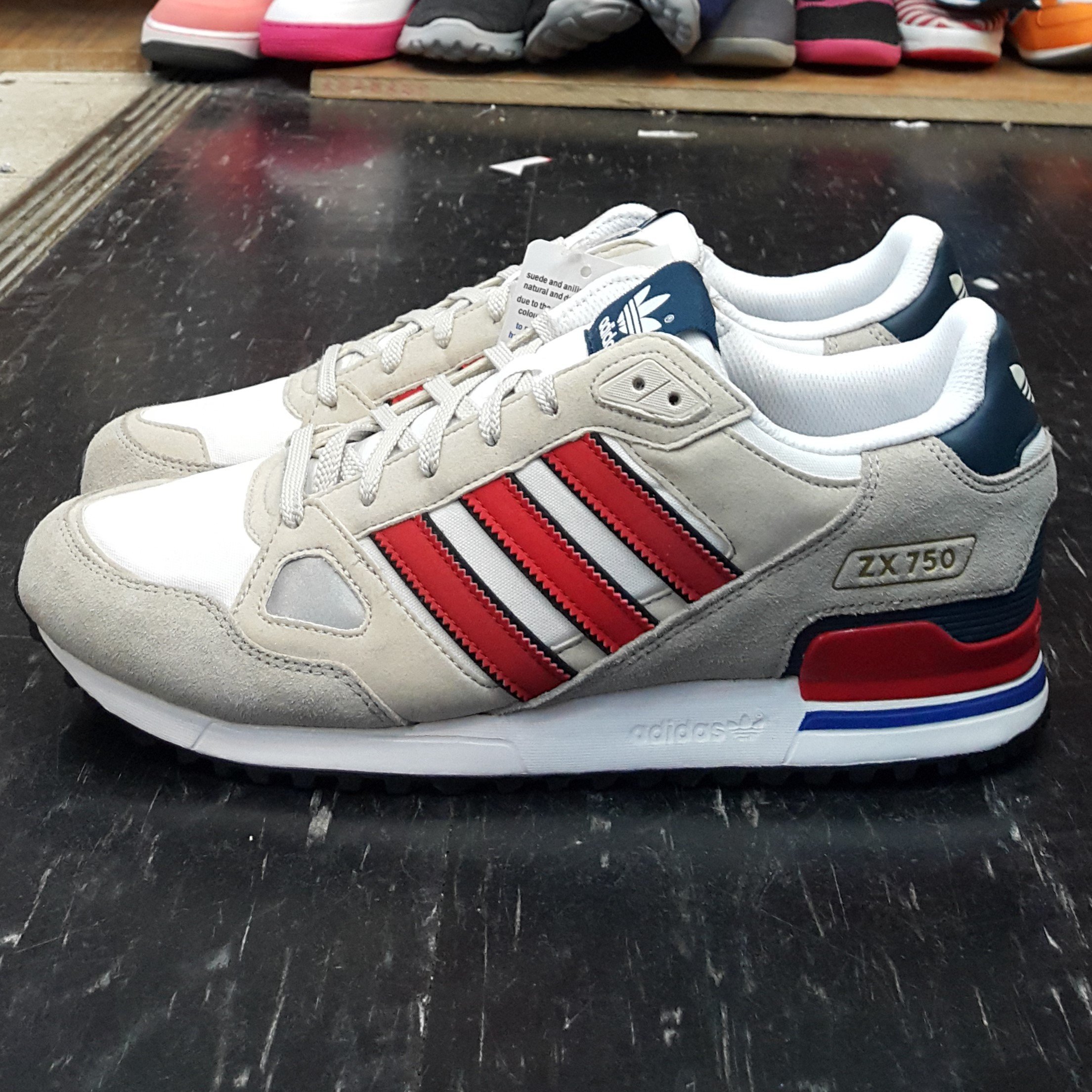 adidas ZX 750 白色米白色白紅紅色麂皮帆布復古慢跑鞋Q23658