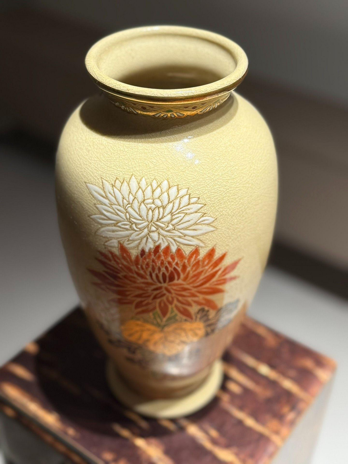 嚴選日本回流薩摩燒花瓶，牡丹富貴平安圖騰，細膩開片搭配華麗金花紋