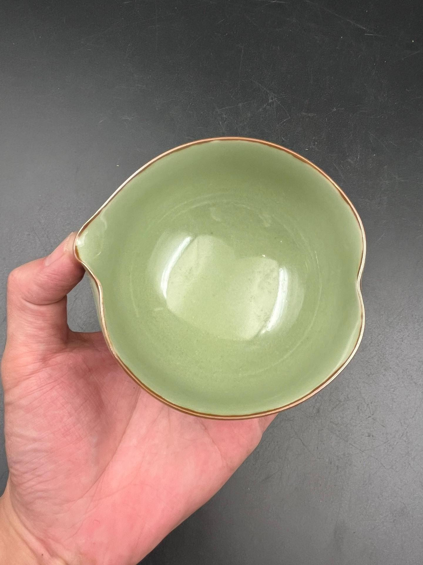 日本進口已故京燒巨匠二代宮永東山（1907～1995）手作青瓷公道杯豆青色