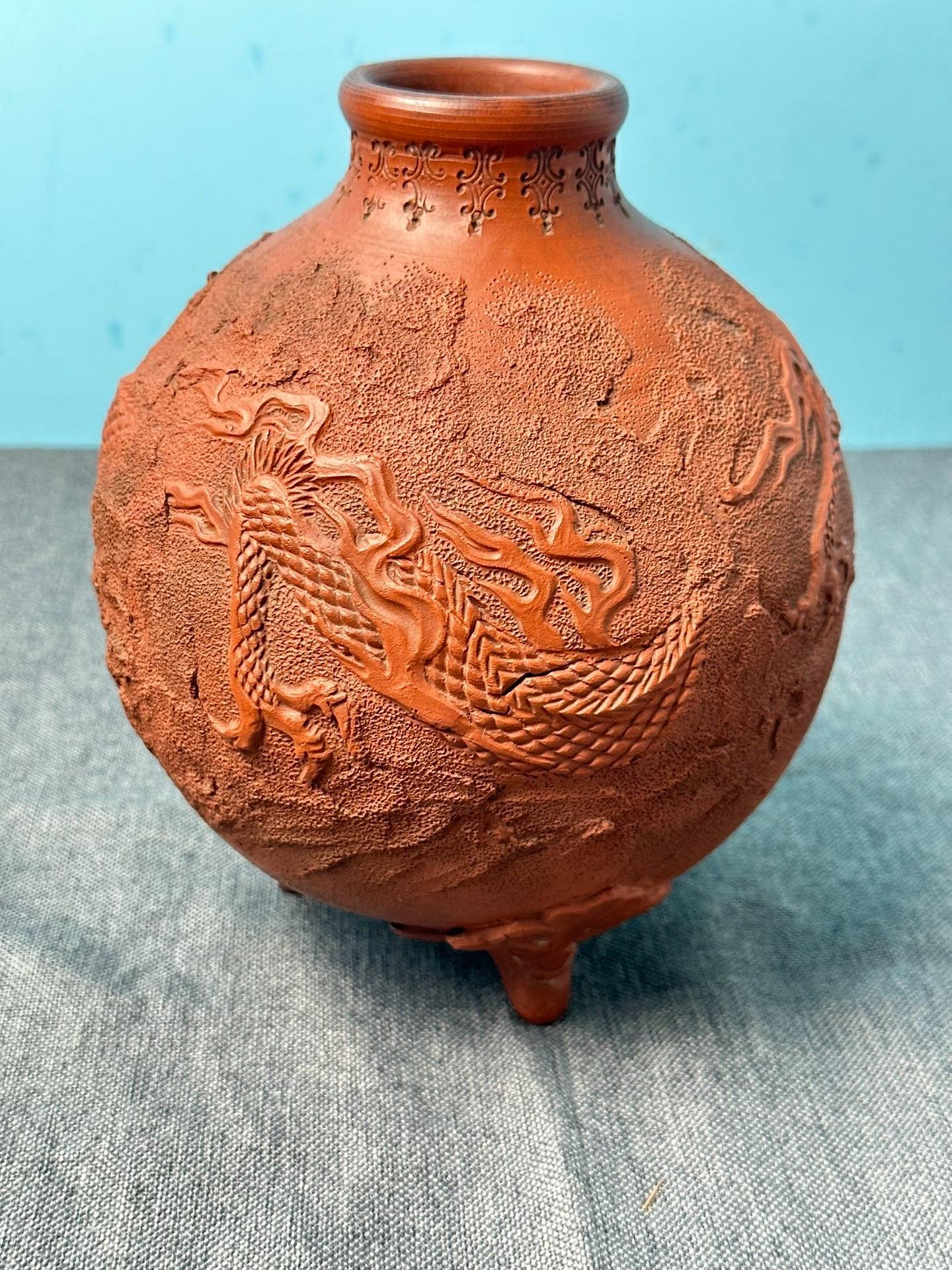日本常滑 雲龍紋朱泥花瓶 名工細密 古道具時代物 美術品 古董品 江戶時代百年古董日本回流古備前朱泥花瓶龍紋浮雕三足陶瓶獸首造型手