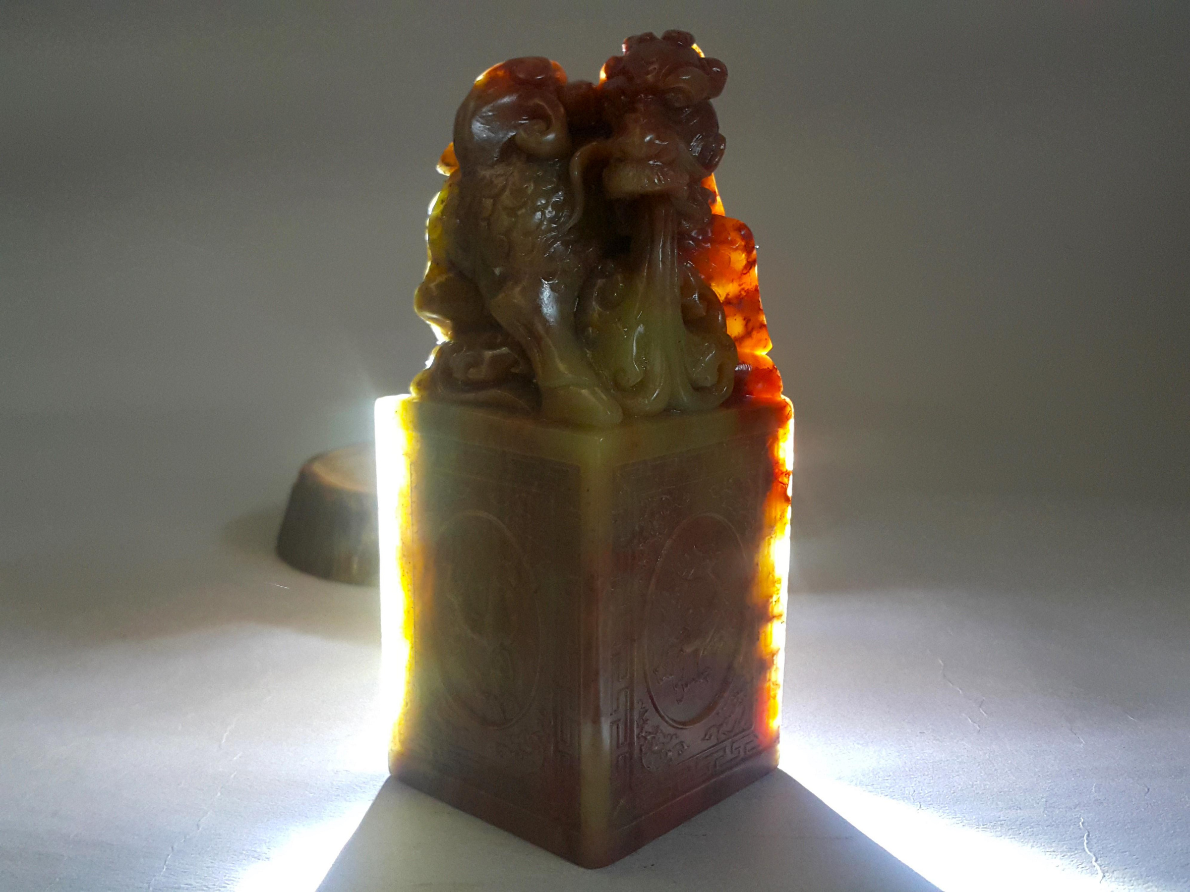 印材　龍紋彫刻　印章　寿山石 寿山马背杜陵石。 题材：祥龙戏珠尺寸：3.9*3.9*11.3cm 305.1g