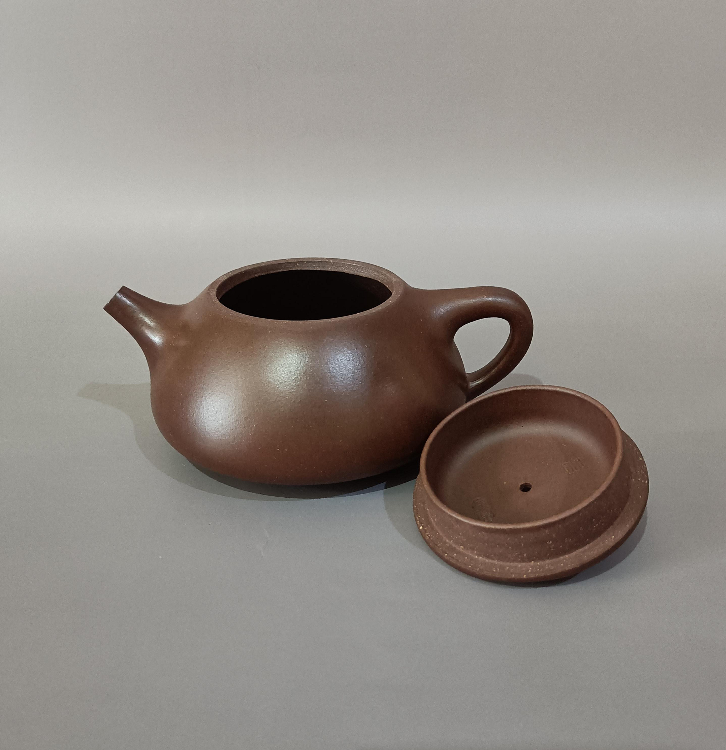 【蔵出し】徐漢棠製 紫砂壺 朱泥 中国茶器 骨董 茶道具（宜興／ジョカントウ） 蔵出し】徐漢棠製 紫砂壺 朱泥 中国茶器 骨董 茶道具（宜興