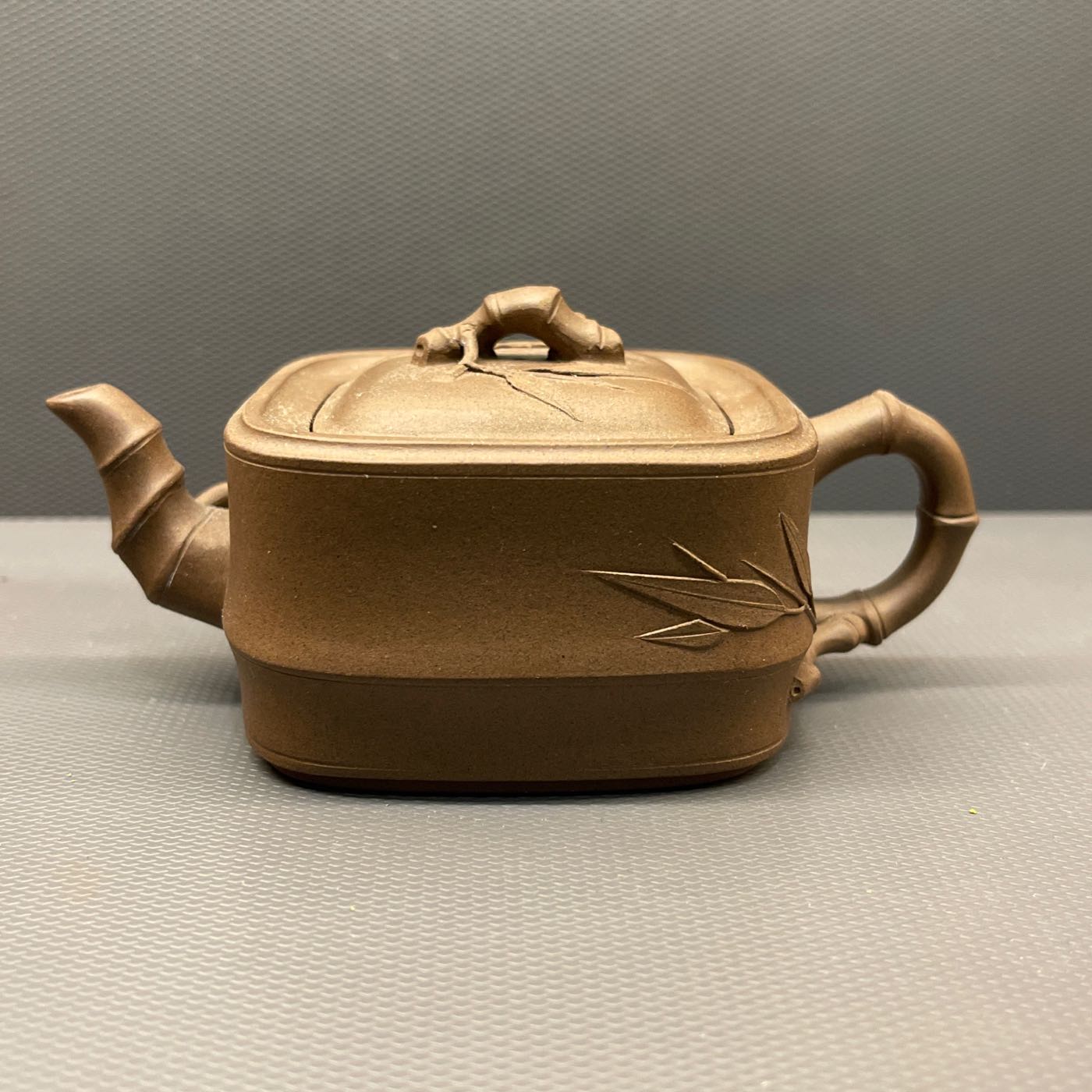 茶壺 uk118sk 純銀製 烏龍茶急須（小）みがき 銀摘み 金魚彫金 金黒彩