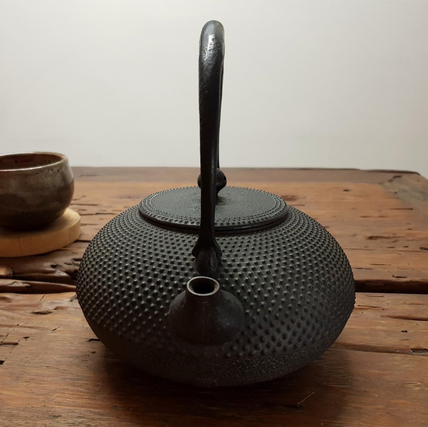 【楽】 茶道具 南部名匠 有坂造 半鐘型 時代 鉄瓶 南部名人 有坂造 時代鉄瓶 茶道具 (D6512)