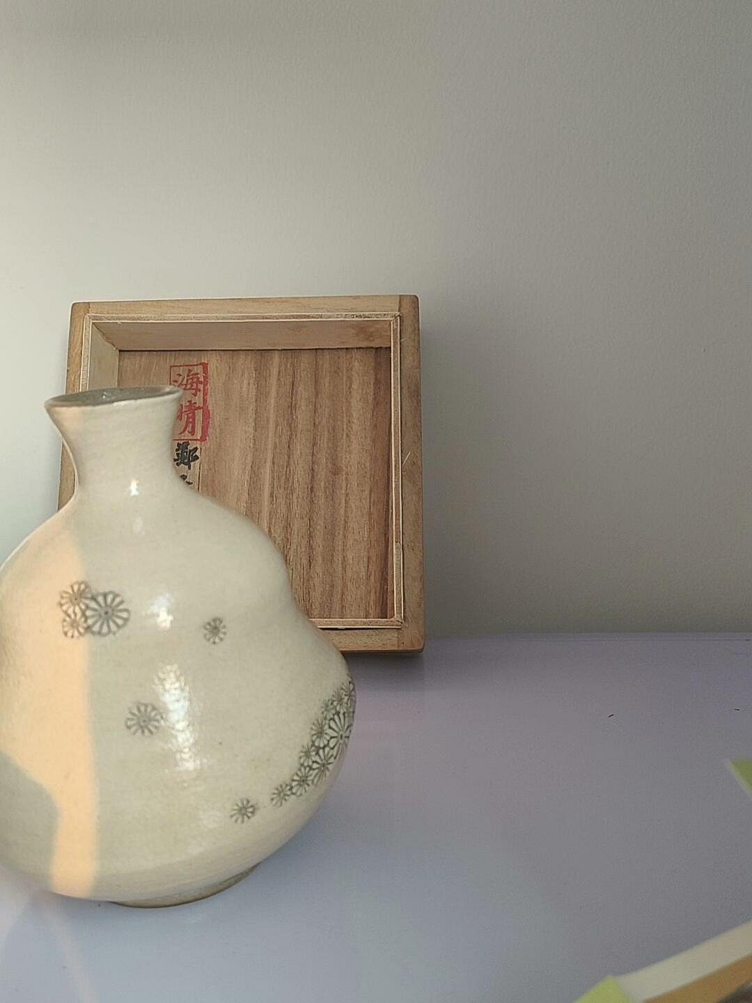 嚴選高麗青瓷名家鄭正默海晴作粉青菊紋花瓶，手制珍品，高13.5cm、肚徑