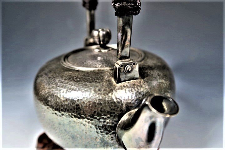 木易楊古董文物】近代日本岡野利光造湯沸型銀壺.底部落款純銀品相精美