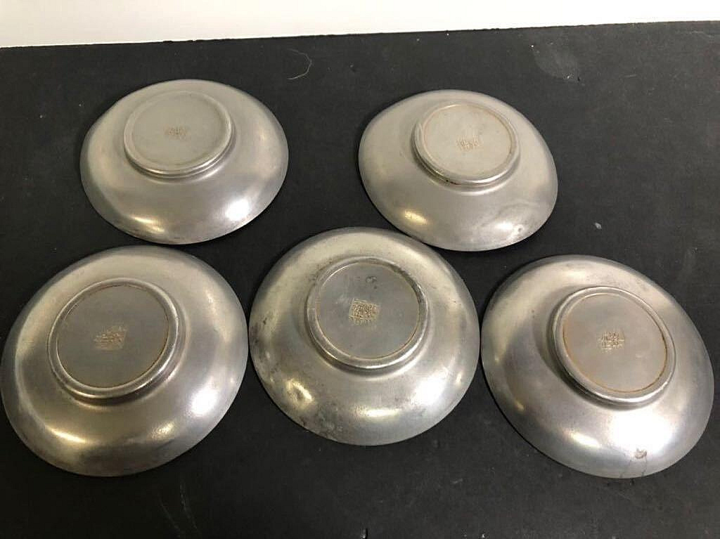 梅形 乾茂號造 古錫 錫製 茶托 嚴選日本大阪乾茂號錫制茶托五件組，經年累月古董收藏，梅蘭竹菊松紋美