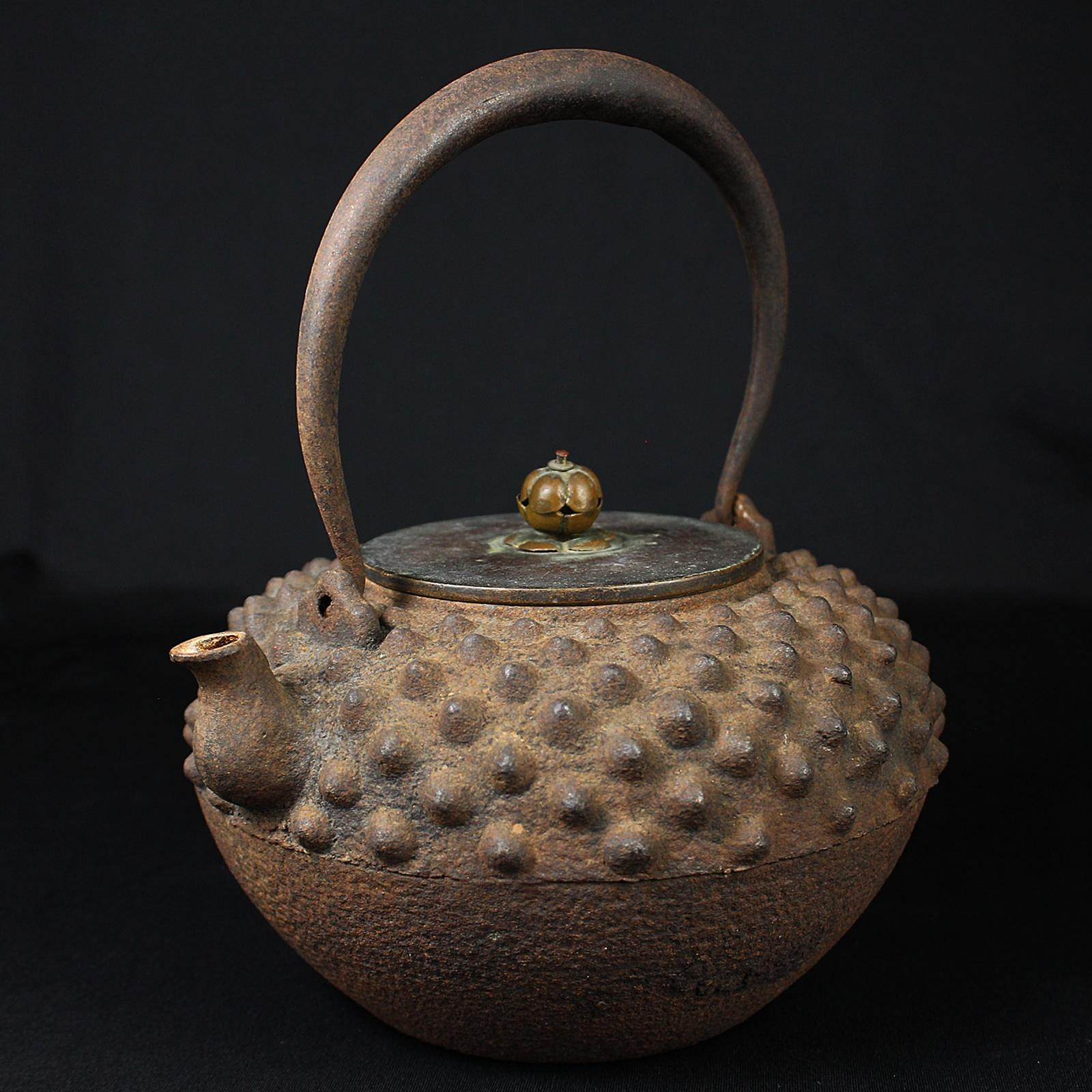 0615【明治期 龍文堂造 宣徳銅蓋 鬼霰 鉄瓶】時代 古玩 煎茶道具 0449N大正期 金龍堂造 平打提手 宣徳銅蓋 鉄瓶 時代 古玩