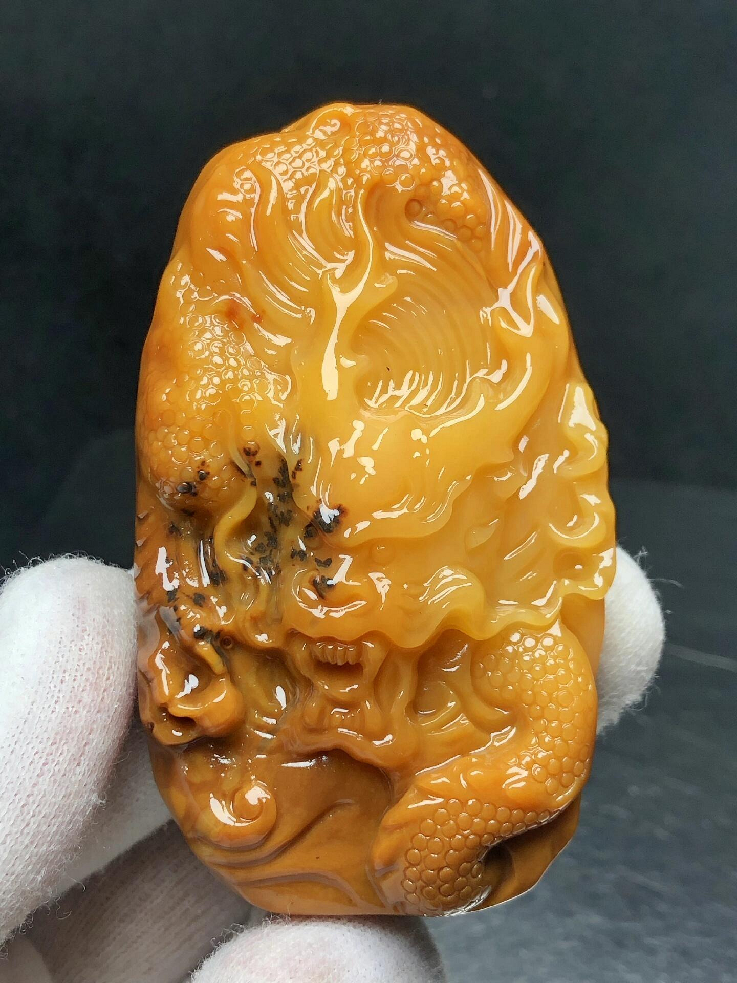 天然の原石 黃龍玉 嚴選黃龍玉糖心籽料龍形掛飾，天然原皮保留古韻大尺寸72x43x20，100克