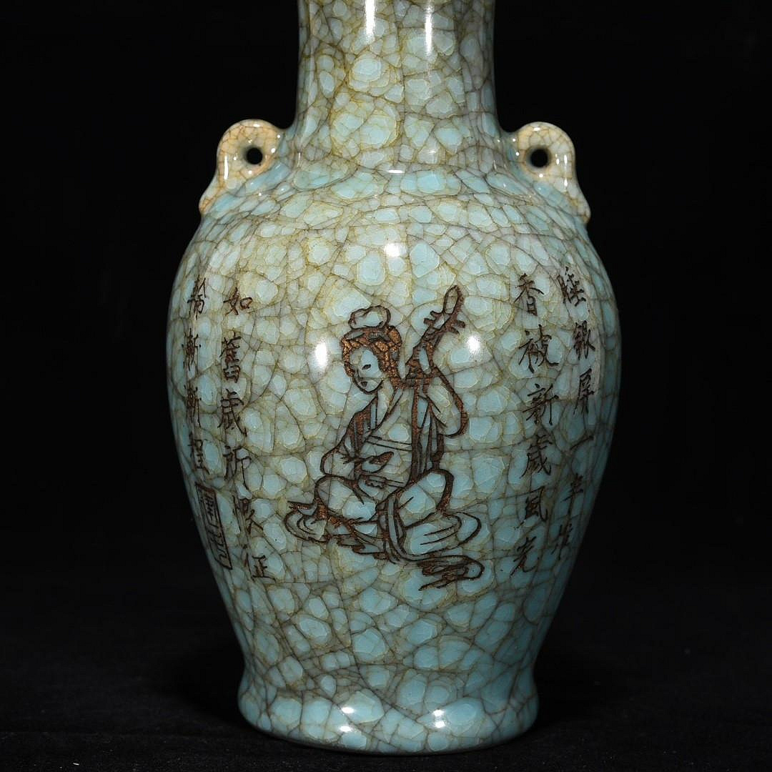 宋官窯冰裂紋包口刻詩文盤口瓶，高24釐米，直徑11釐米，2004619 建窯