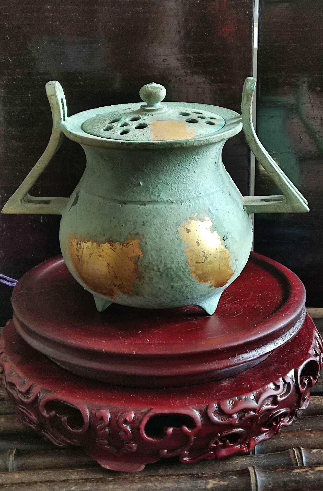 嚴選日本明治時期名家清富作灑金銅香爐，古樸雅致原盒裝裱。高度9.8