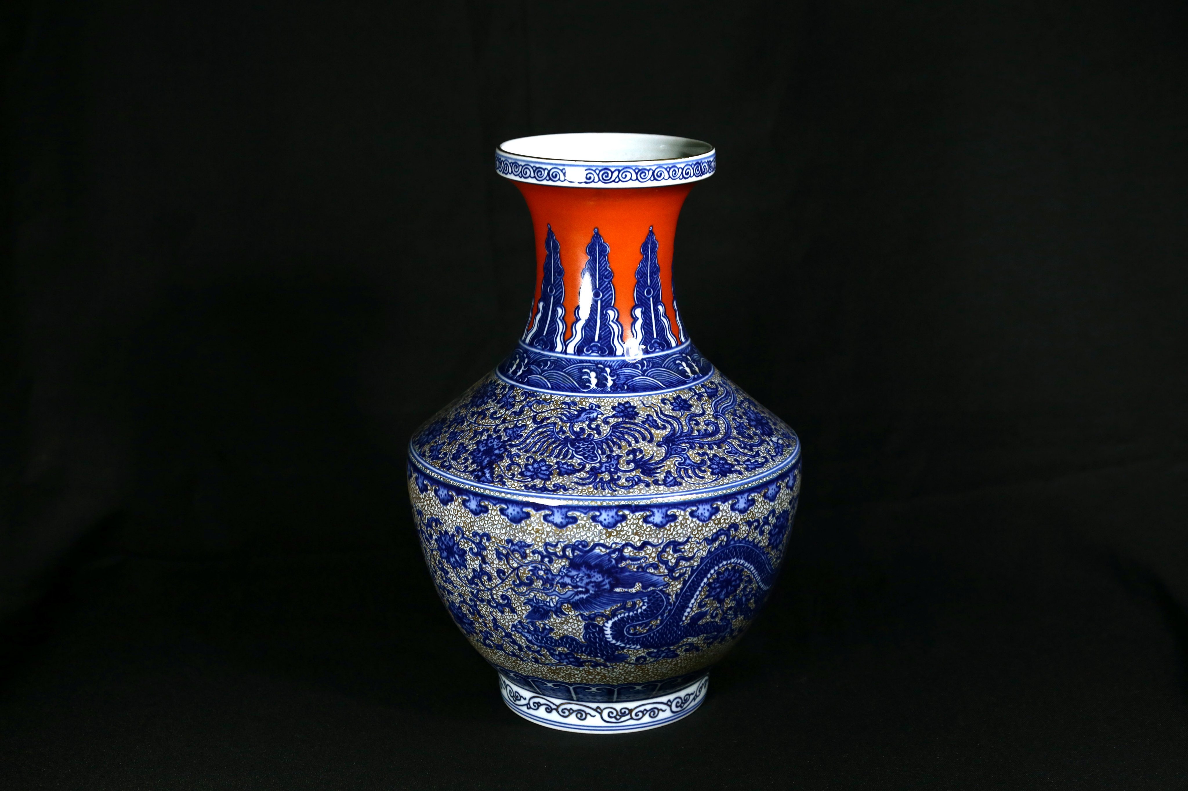 博古珍藏》款大清乾隆年製【青花描金龍鳳紋花瓶】高33公分．老件