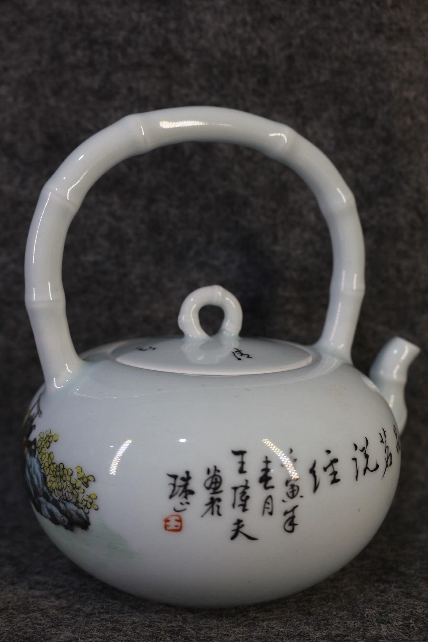 可議價六二年景德鎮藝術瓷廠美研室王隆夫作粉彩人物故事紋提梁壺寬14.5
