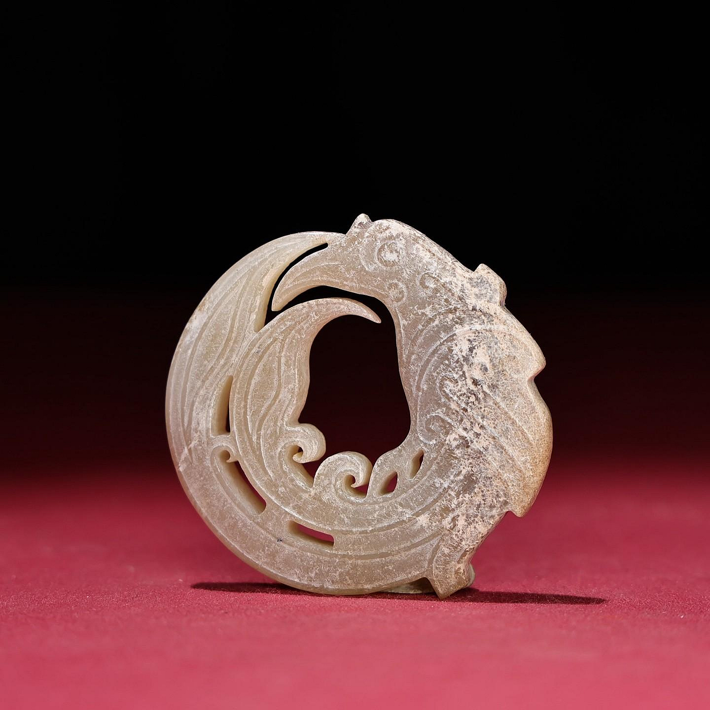 臻品舊藏， 和田白玉生坑玄鳥佩包漿厚重，沁色入骨，工藝精湛，犀利民