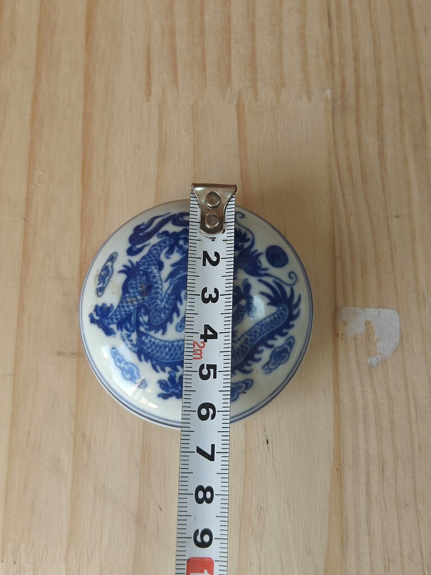 嚴選乾隆年製青花龍紋印泥盒，朱砂印泥珍藏品，尺寸清晰見圖。喜愛者速