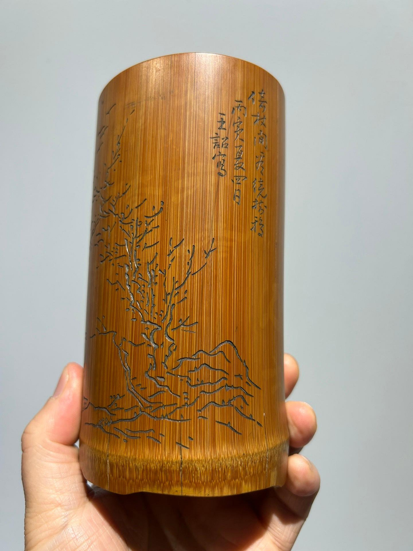 晚清民國竹雕文人山水詩文筆筒，竹質堅實，錶面雕山水人物圖案，精美