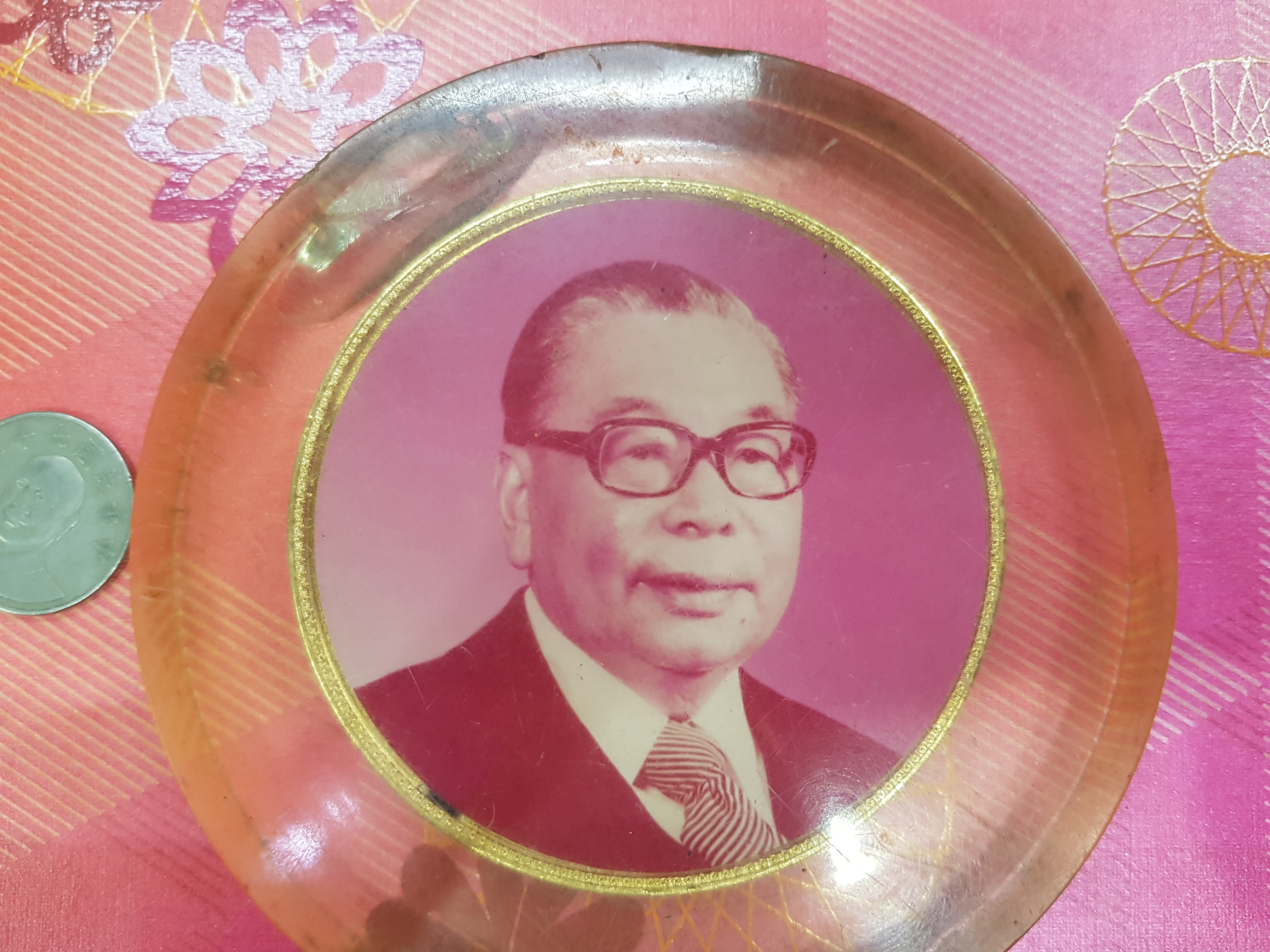 ☆孟宏館☆蔣經國蔣故總統蔣總統紀念章紙鎮~ZY.2