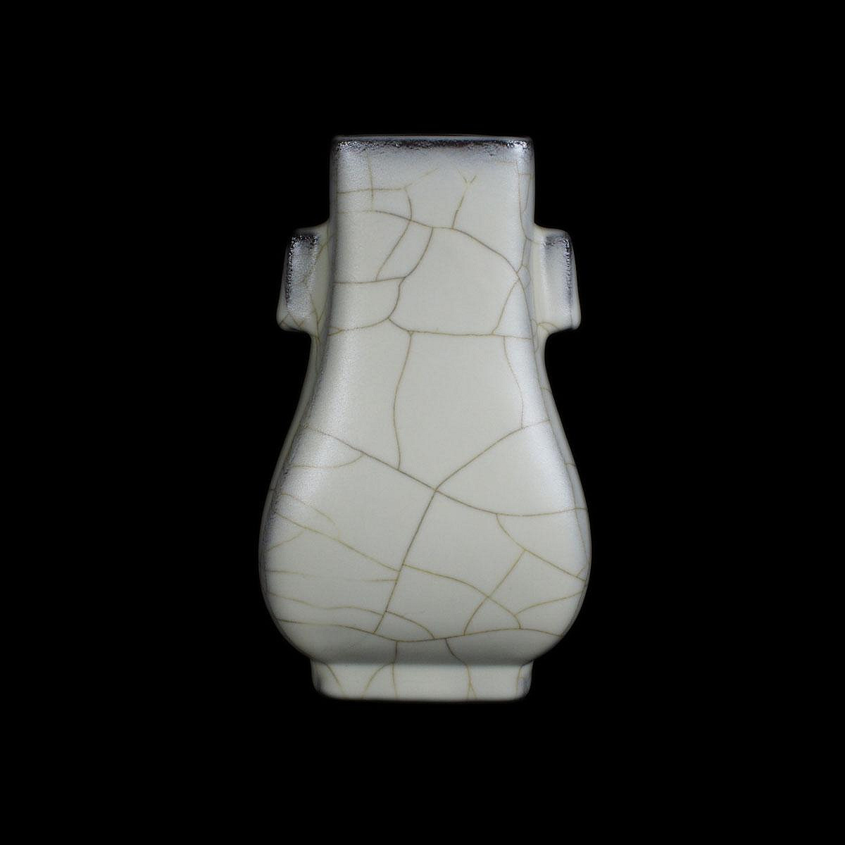 博古珍藏》宋．官窯月白釉四方貫耳瓶．高15公分．早期收藏．老件花瓶