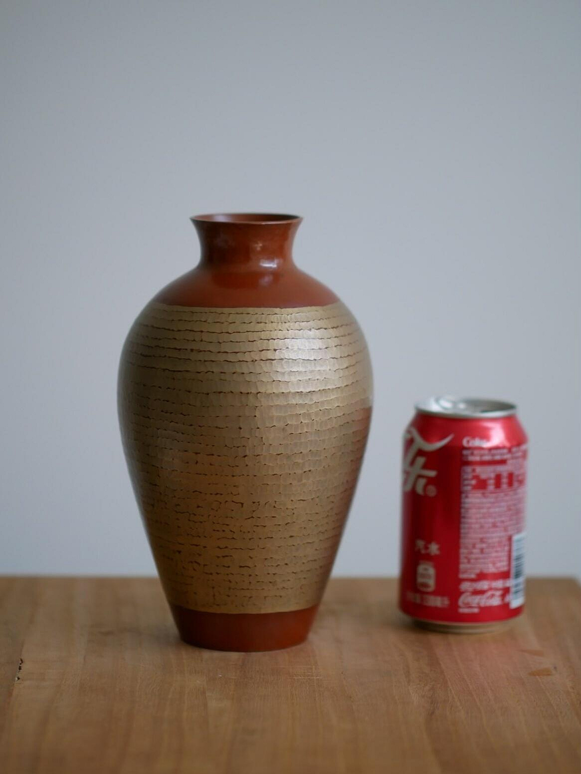 日本玉川堂手工銅花瓶，紫銅敲製兩種金彩紋路，高22公分，1斤重，包漬