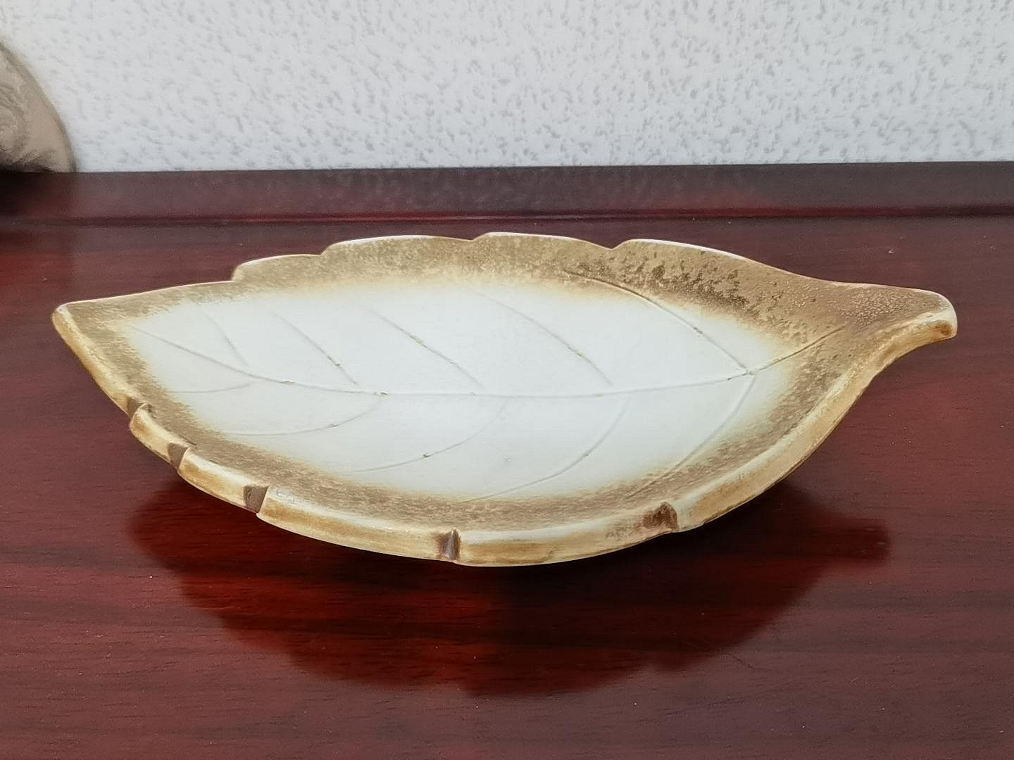 日本撒金樹葉形三角盤。釉厚陶潤。長度21.5公分，寬度12～14002