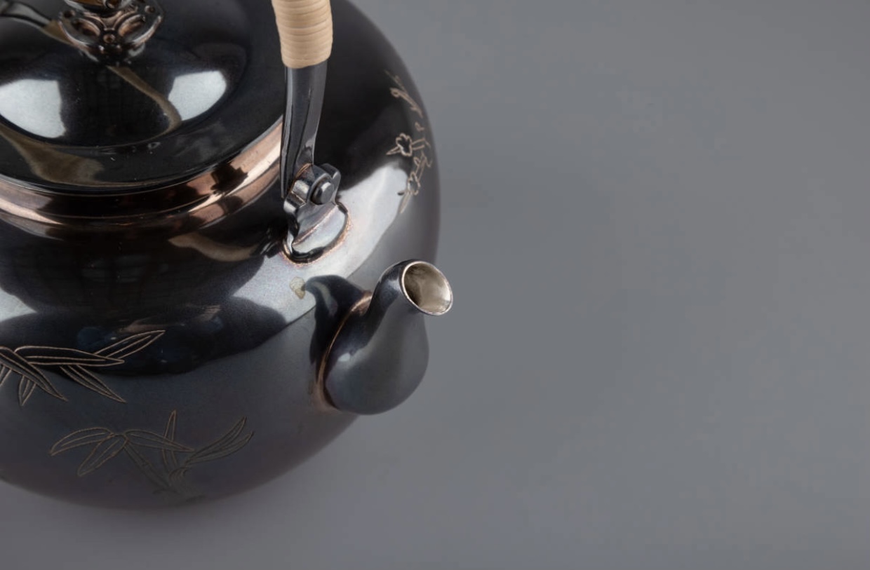 純銀製 竹梅牡丹毛彫 南鐐望月形湯沸 銀瓶 煎茶道具 純銀製 竹梅牡丹毛彫 南鐐望月形湯沸 銀瓶 煎茶道具