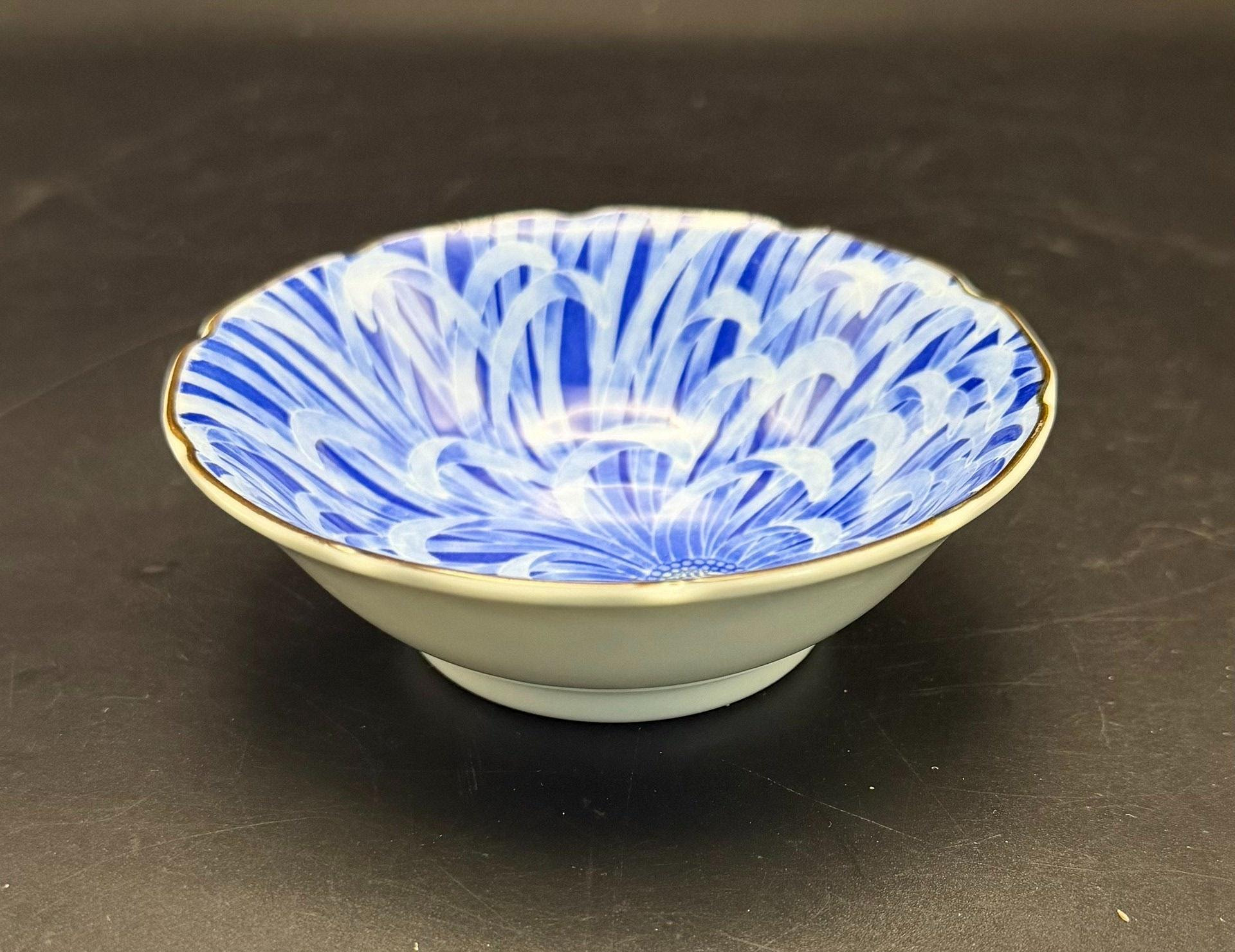 嚴選日本昭和時期松峰窯青花菊花碗，淺腹敞口設計精妙，內壁青花菊紋