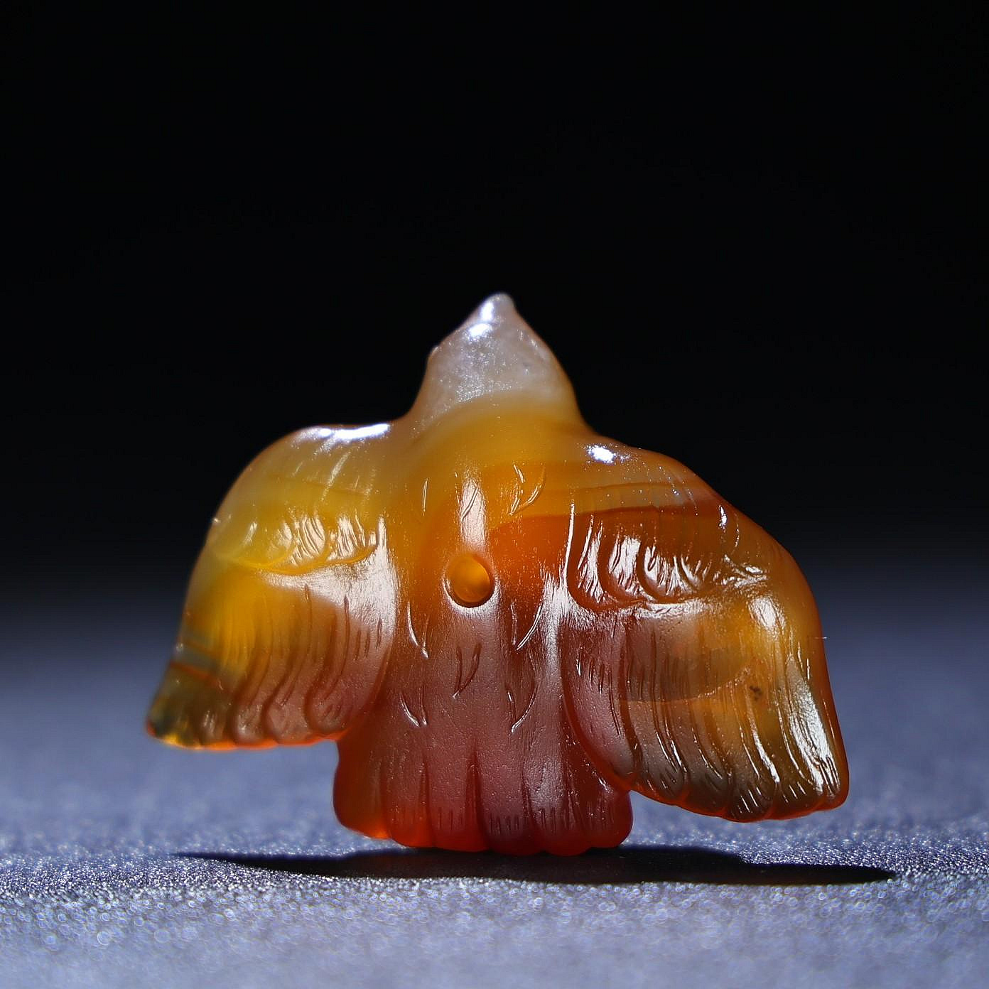臻品旧藏，天然玛瑙鸟挂饰包浆厚重， 沁色入骨工艺精湛，犀利民藏绝佳