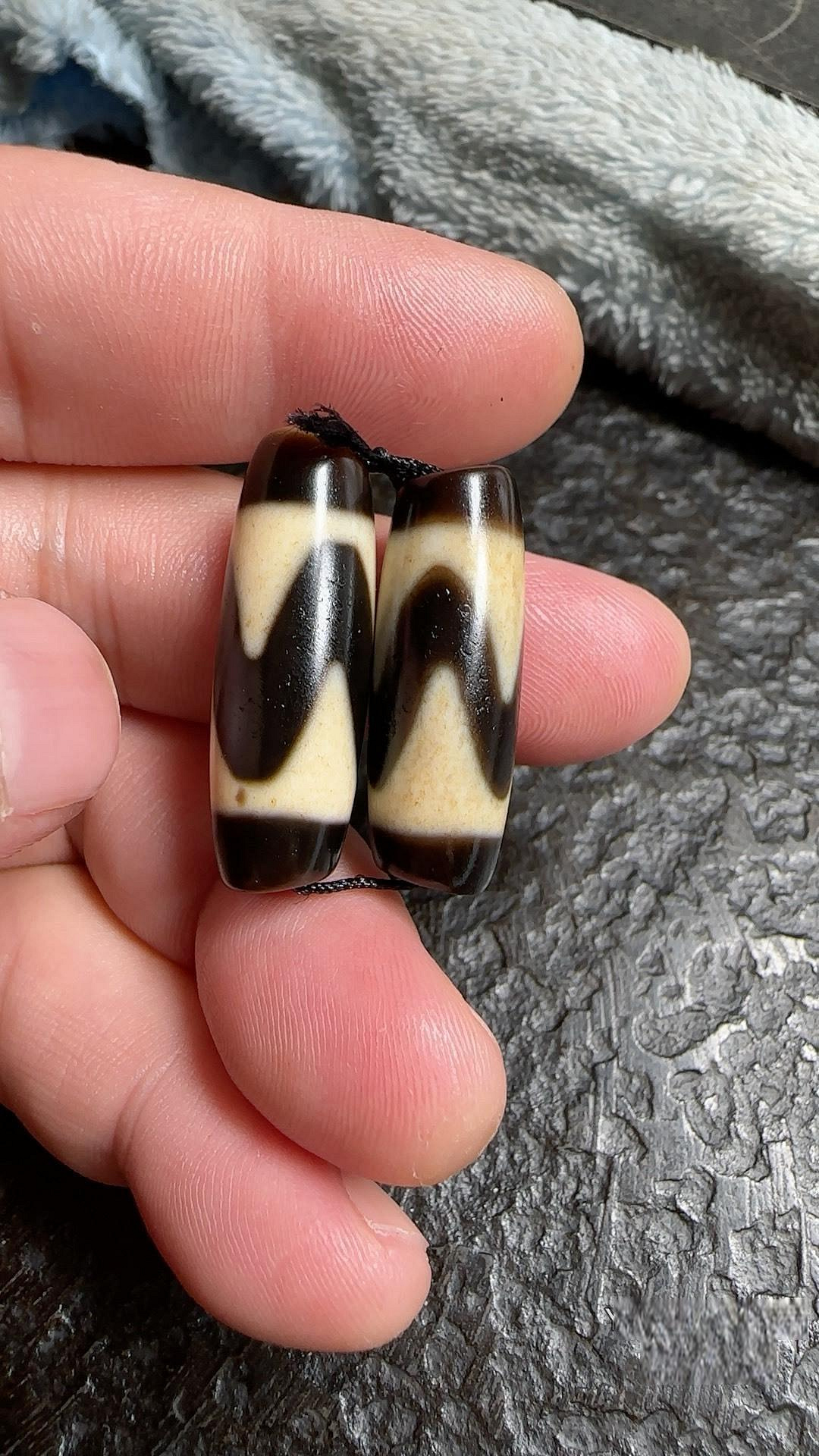 124【天珠八仙】..《紅朱砂/小型》..虎牙3眼天珠..約1.5cm 特惠西藏真品三眼财神金钱钩双虎牙莲花天珠朱砂红肉锁骨链吊坠